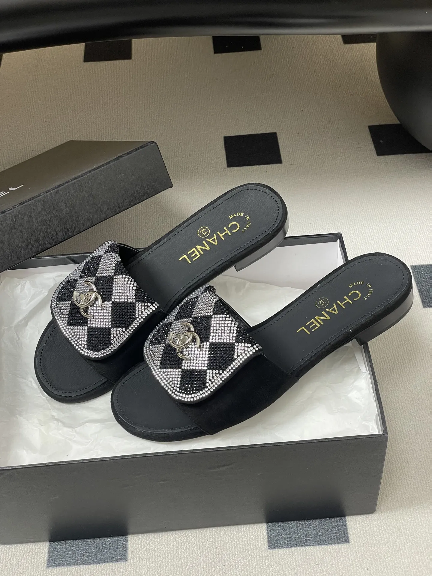 p240- 26Fw春夏新款Chanel小香经典翻盖书包扣水钻一字拖鞋新颖烫钻棋盘格粗跟拖鞋 经典永不过时 简约大气,标志性翻盖双C书包扣设计~手工镶嵌的水钻棋盘轮廓成星河,抬脚时折射出香槟色光晕,显瘦百搭~脚感非常舒适!凸显优雅的爆品 小香粉必入! 鞋面:羊猄皮/烫钻 内里垫脚:羊皮 高跟:平底/粗跟5cm 鞋底:意大利真皮大底 码数:35-39(40.41.42定做不退换)