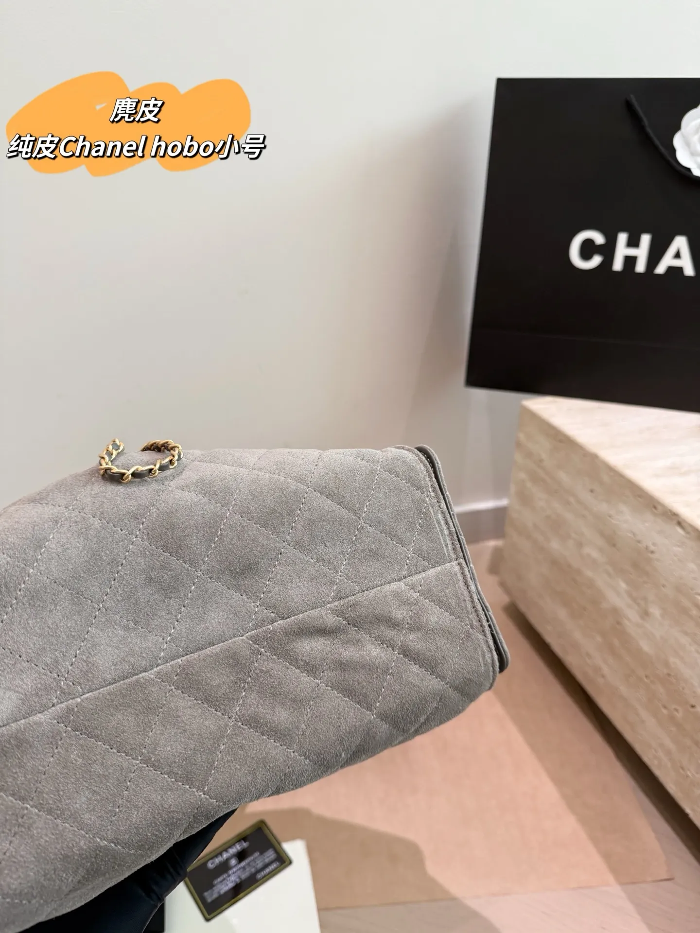 P310 小号全套包装 纯皮 高丝光麂皮 顶级原单 Chanel 香奈儿25bag抽绳水桶包 经典菱格纹+金色链条,优雅复古气质满分!正面双C金属扣超有辨识度,抽绳设计方便开合又安全。尺寸适中,通勤休闲都能轻松驾驭,内部空间合理,日常物品轻松收纳。麂皮材质要注意防水防污,建议定期用专业护理产品保养哦 尺寸25.20