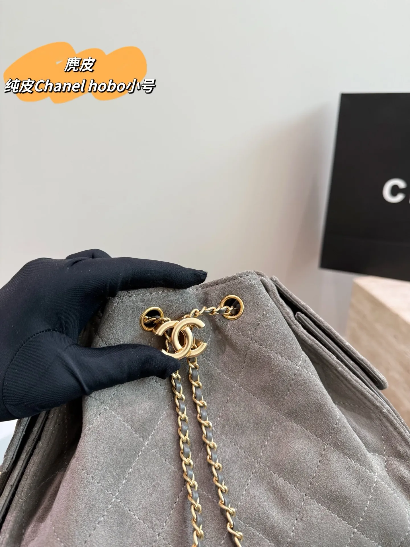 P310 小号全套包装 纯皮 高丝光麂皮 顶级原单 Chanel 香奈儿25bag抽绳水桶包 经典菱格纹＋金色链条，优雅复古气质满分！正面双C金属扣超有辨识度，抽绳设计方便开合又安全。尺寸适中，通勤休闲都能轻松驾驭，内部空间合理，日常物品轻松收纳。麂皮材质要注意防水防污，建议定期用专业护理产品保养哦 尺寸25.20