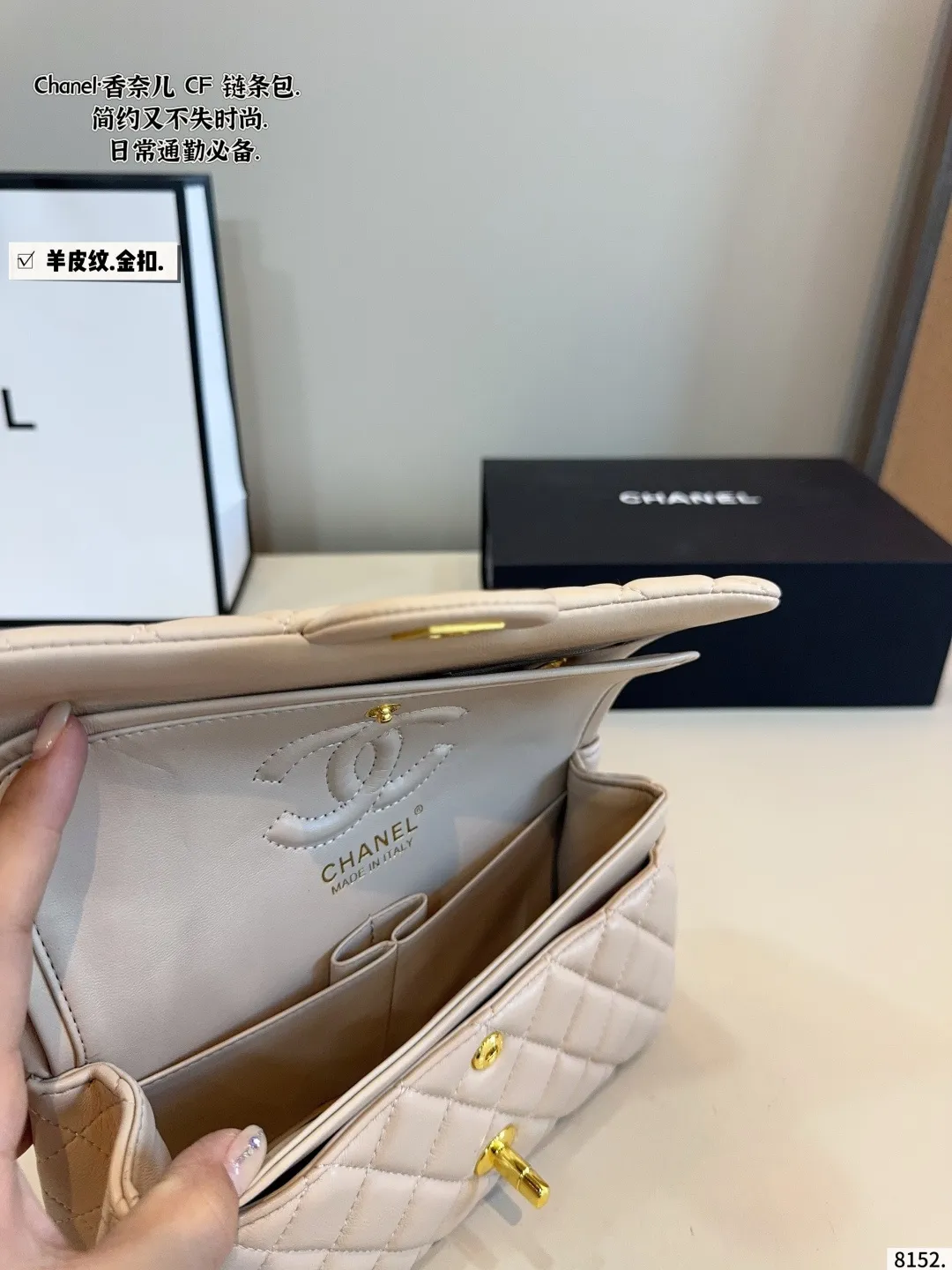 p145p140配礼盒🎁 Chanelcf系列 CF包香奈儿#精致女神推荐入手呦 美貌与实用并存 近年超盛行而小香这款做的超级棒 百搭休闲,职业,萌新等多种风格 材质是原版牛皮工艺 内里隔层方便收纳 挎背休闲洋气 手提不俗套又很有御姐风范 大方利落超好看 尺寸：25*6*17/23*6*14cm