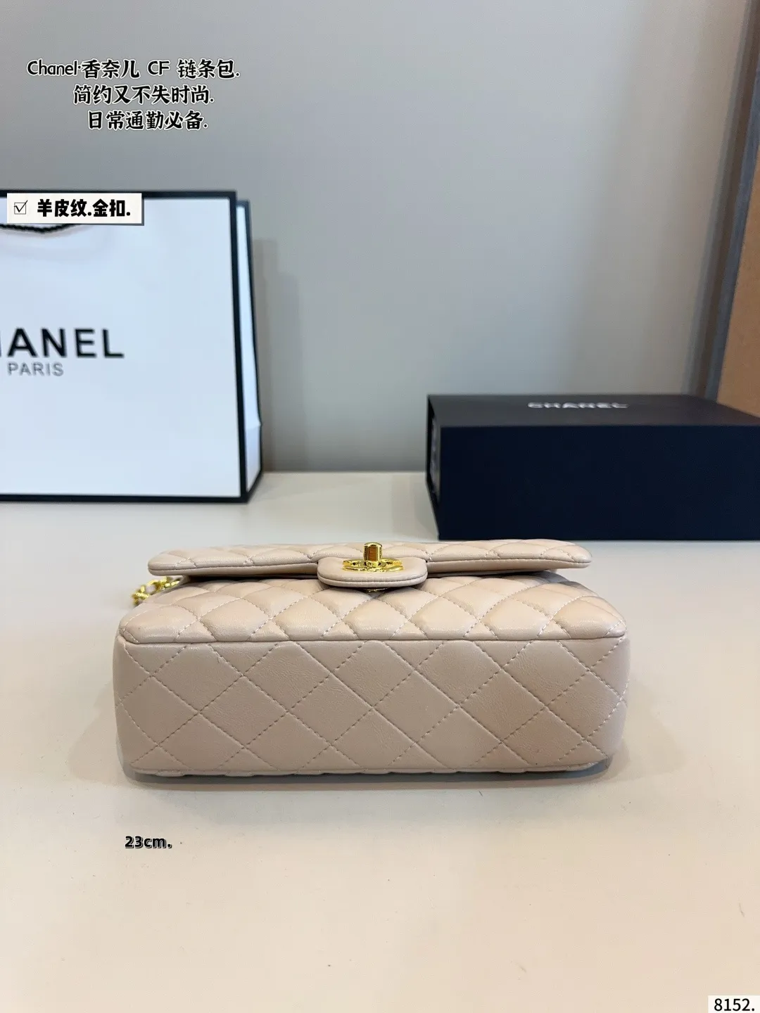 p145p140配礼盒🎁 Chanelcf系列 CF包香奈儿#精致女神推荐入手呦 美貌与实用并存 近年超盛行而小香这款做的超级棒 百搭休闲,职业,萌新等多种风格 材质是原版牛皮工艺 内里隔层方便收纳 挎背休闲洋气 手提不俗套又很有御姐风范 大方利落超好看 尺寸:25*6*17/23*6*14cm