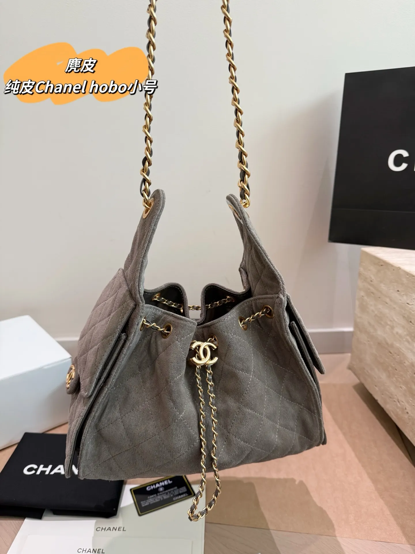 P310 小号全套包装 纯皮 高丝光麂皮 顶级原单 Chanel 香奈儿25bag抽绳水桶包 经典菱格纹＋金色链条，优雅复古气质满分！正面双C金属扣超有辨识度，抽绳设计方便开合又安全。尺寸适中，通勤休闲都能轻松驾驭，内部空间合理，日常物品轻松收纳。麂皮材质要注意防水防污，建议定期用专业护理产品保养哦 尺寸25.20