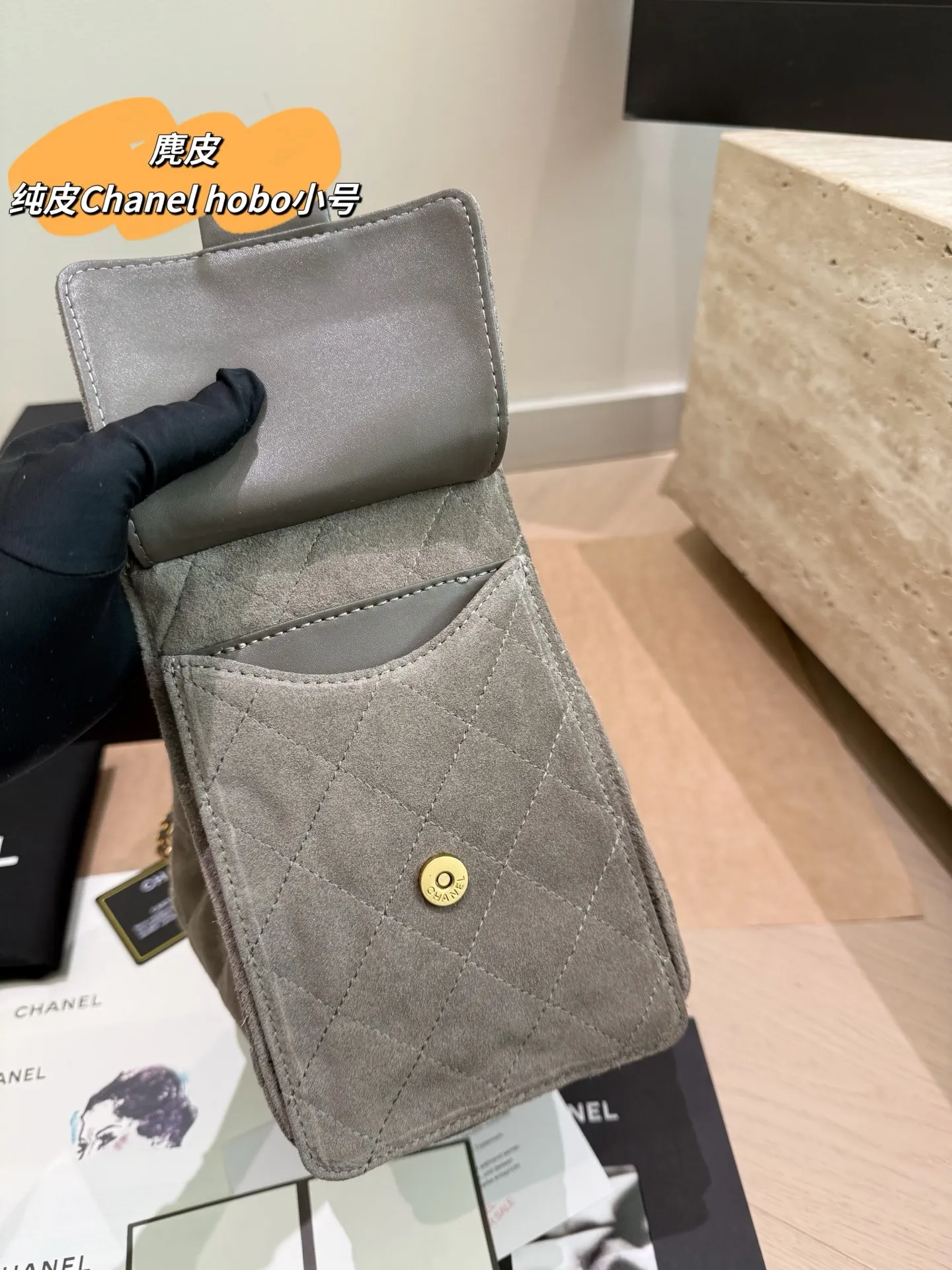 P310 小号全套包装 纯皮 高丝光麂皮 顶级原单 Chanel 香奈儿25bag抽绳水桶包 经典菱格纹＋金色链条，优雅复古气质满分！正面双C金属扣超有辨识度，抽绳设计方便开合又安全。尺寸适中，通勤休闲都能轻松驾驭，内部空间合理，日常物品轻松收纳。麂皮材质要注意防水防污，建议定期用专业护理产品保养哦 尺寸25.20