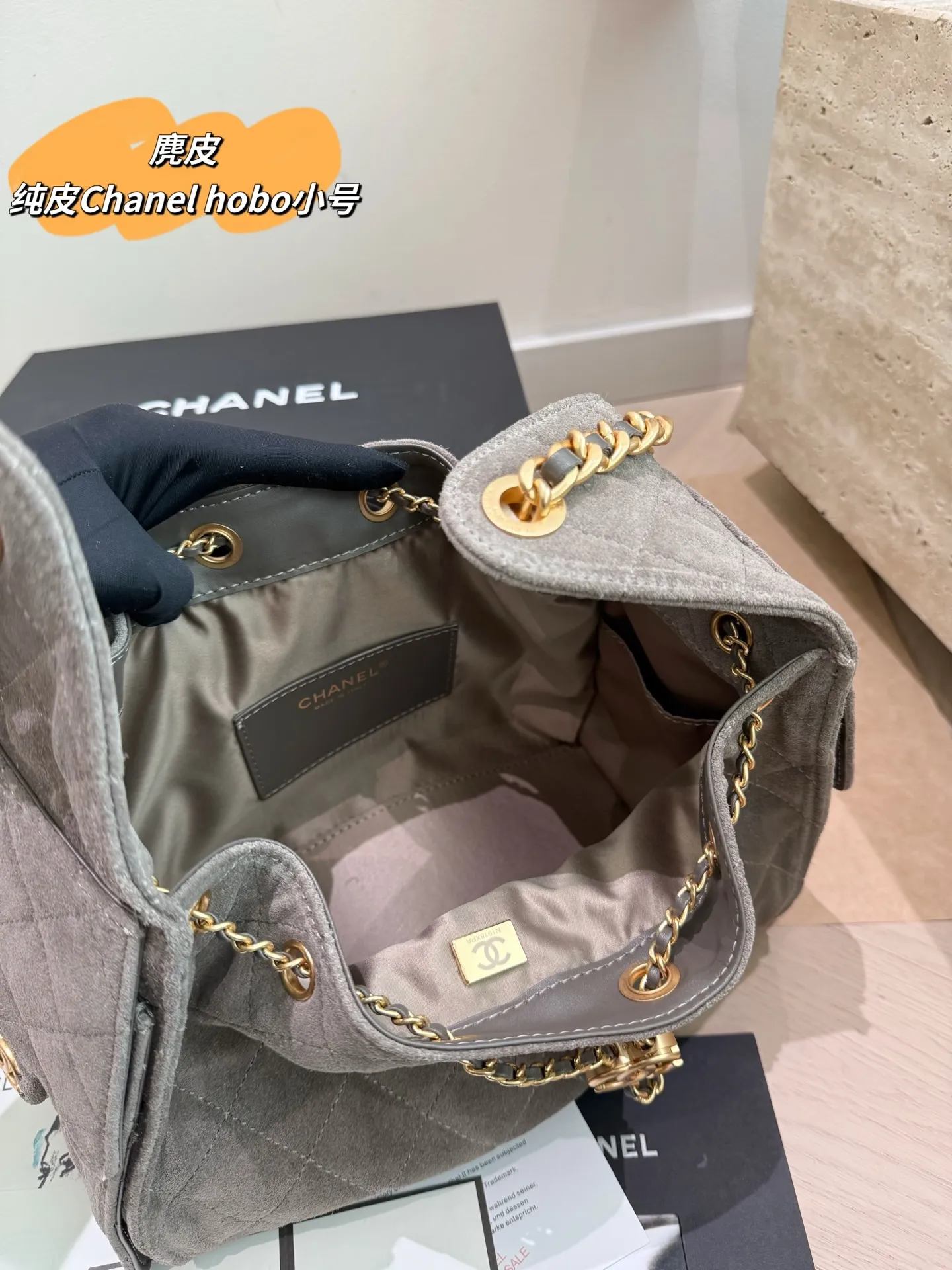 P310 小号全套包装 纯皮 高丝光麂皮 顶级原单 Chanel 香奈儿25bag抽绳水桶包 经典菱格纹＋金色链条，优雅复古气质满分！正面双C金属扣超有辨识度，抽绳设计方便开合又安全。尺寸适中，通勤休闲都能轻松驾驭，内部空间合理，日常物品轻松收纳。麂皮材质要注意防水防污，建议定期用专业护理产品保养哦 尺寸25.20
