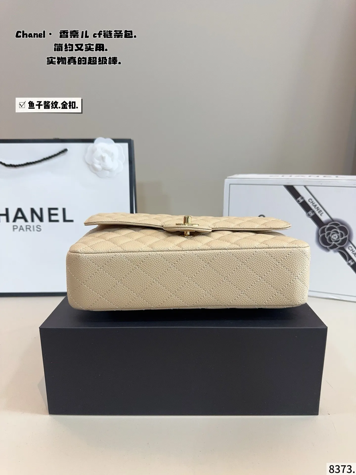 p195配礼盒🎁 Chanelcf系列 CF包香奈儿#精致女神推荐入手呦 美貌与实用并存 近年超盛行而小香这款做的超级棒 百搭休闲,职业,萌新等多种风格 材质是原版牛皮工艺 内里隔层方便收纳 挎背休闲洋气 手提不俗套又很有御姐风范 大方利落超好看 尺寸：25*6*17cm