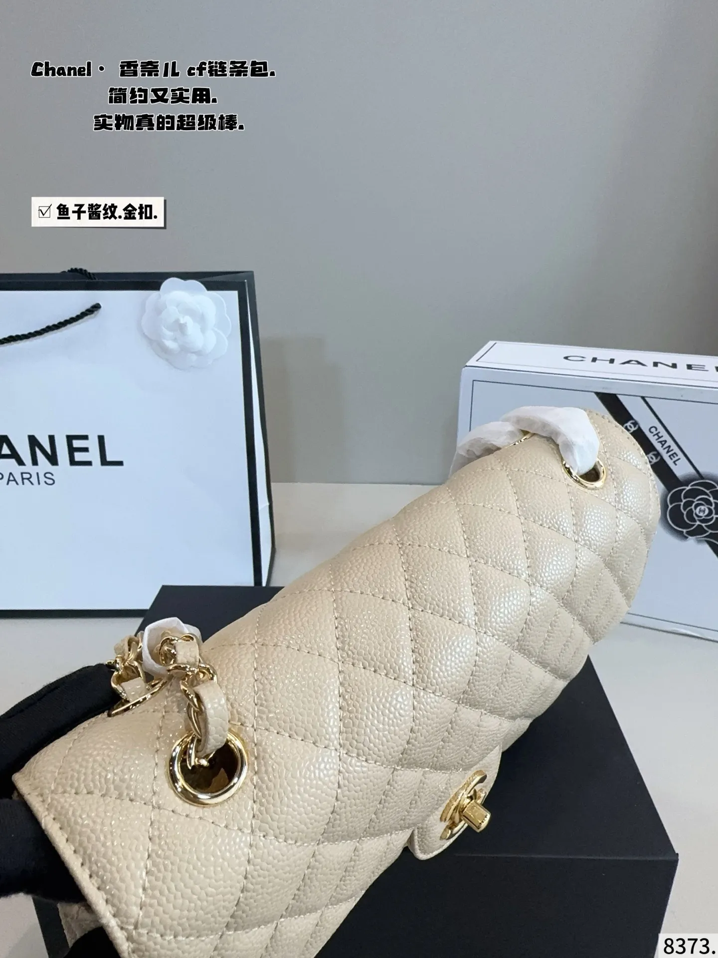 p195配礼盒🎁 Chanelcf系列 CF包香奈儿#精致女神推荐入手呦 美貌与实用并存 近年超盛行而小香这款做的超级棒 百搭休闲,职业,萌新等多种风格 材质是原版牛皮工艺 内里隔层方便收纳 挎背休闲洋气 手提不俗套又很有御姐风范 大方利落超好看 尺寸：25*6*17cm