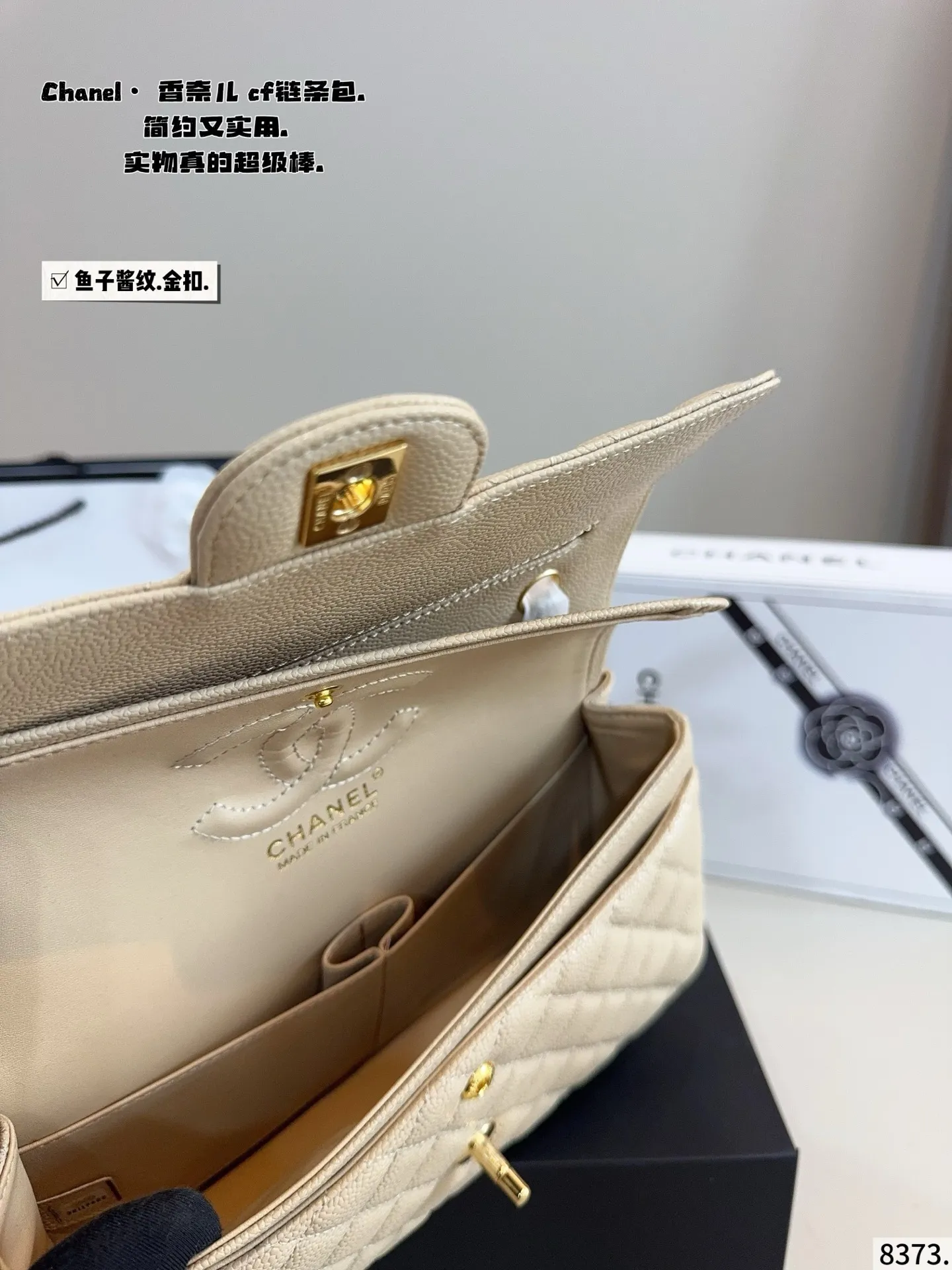 p195配礼盒🎁 Chanelcf系列 CF包香奈儿#精致女神推荐入手呦 美貌与实用并存 近年超盛行而小香这款做的超级棒 百搭休闲,职业,萌新等多种风格 材质是原版牛皮工艺 内里隔层方便收纳 挎背休闲洋气 手提不俗套又很有御姐风范 大方利落超好看 尺寸:25*6*17cm