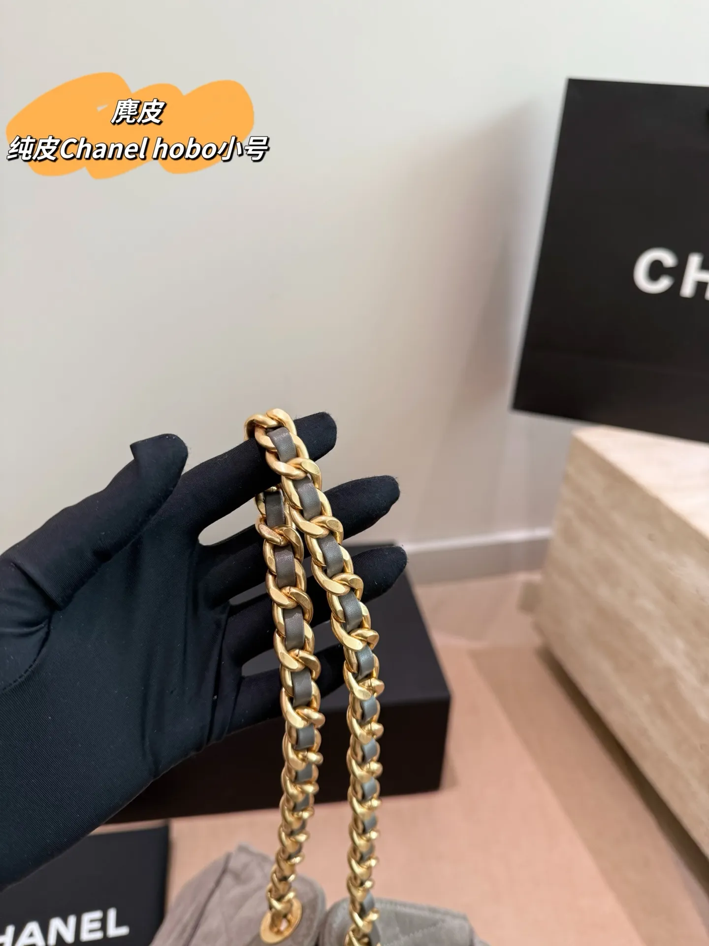 P310 小号全套包装 纯皮 高丝光麂皮 顶级原单 Chanel 香奈儿25bag抽绳水桶包 经典菱格纹＋金色链条，优雅复古气质满分！正面双C金属扣超有辨识度，抽绳设计方便开合又安全。尺寸适中，通勤休闲都能轻松驾驭，内部空间合理，日常物品轻松收纳。麂皮材质要注意防水防污，建议定期用专业护理产品保养哦 尺寸25.20