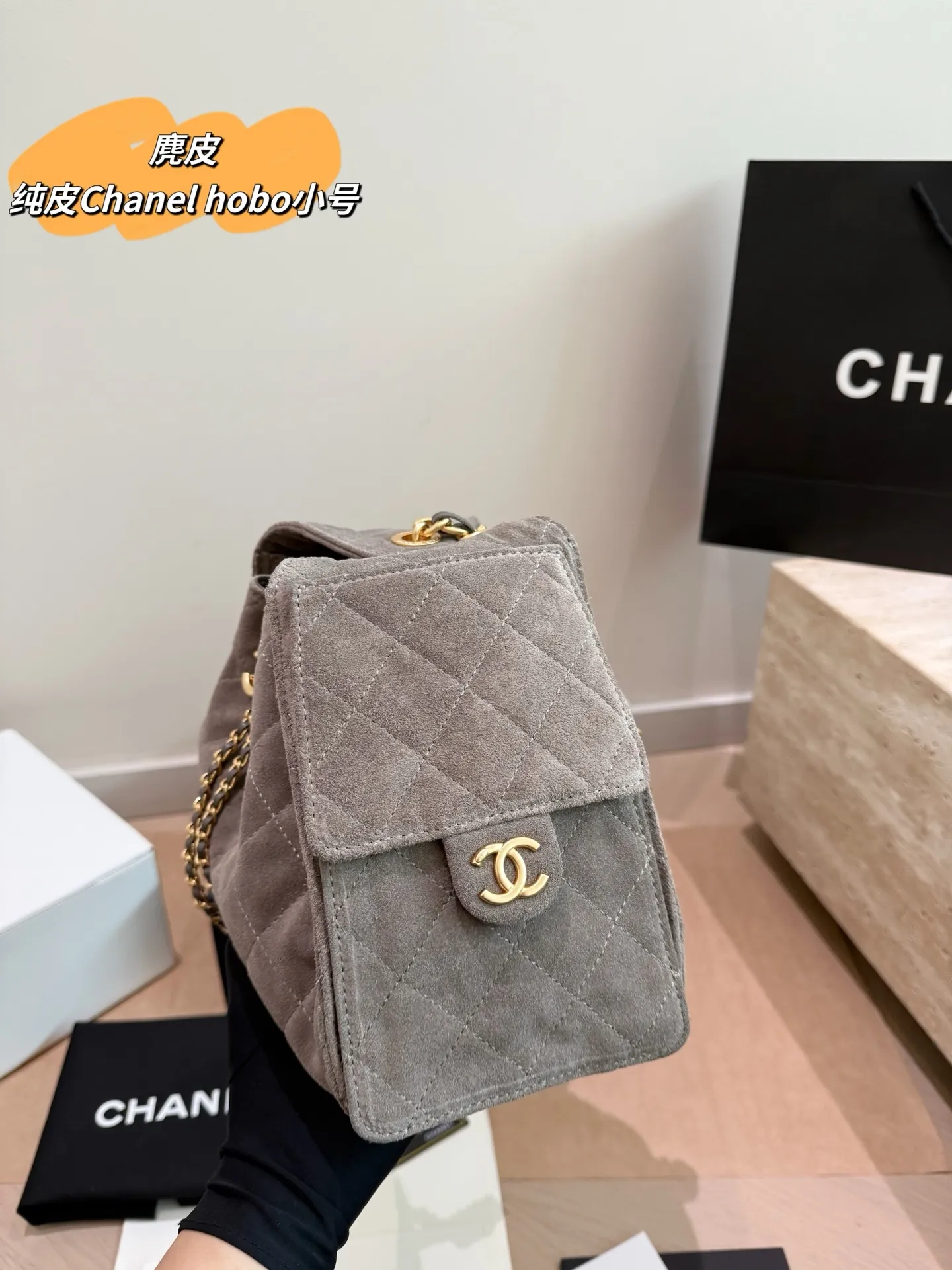 P310 小号全套包装 纯皮 高丝光麂皮 顶级原单 Chanel 香奈儿25bag抽绳水桶包 经典菱格纹＋金色链条，优雅复古气质满分！正面双C金属扣超有辨识度，抽绳设计方便开合又安全。尺寸适中，通勤休闲都能轻松驾驭，内部空间合理，日常物品轻松收纳。麂皮材质要注意防水防污，建议定期用专业护理产品保养哦 尺寸25.20