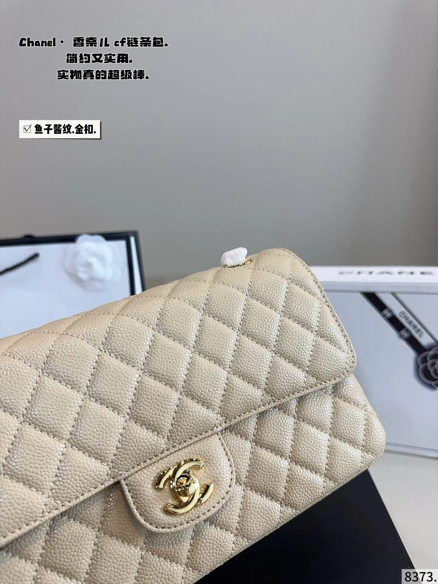 p195配礼盒🎁 Chanelcf系列 CF包香奈儿#精致女神推荐入手呦 美貌与实用并存 近年超盛行而小香这款做的超级棒 百搭休闲,职业,萌新等多种风格 材质是原版牛皮工艺 内里隔层方便收纳 挎背休闲洋气 手提不俗套又很有御姐风范 大方利落超好看 尺寸:25*6*17cm