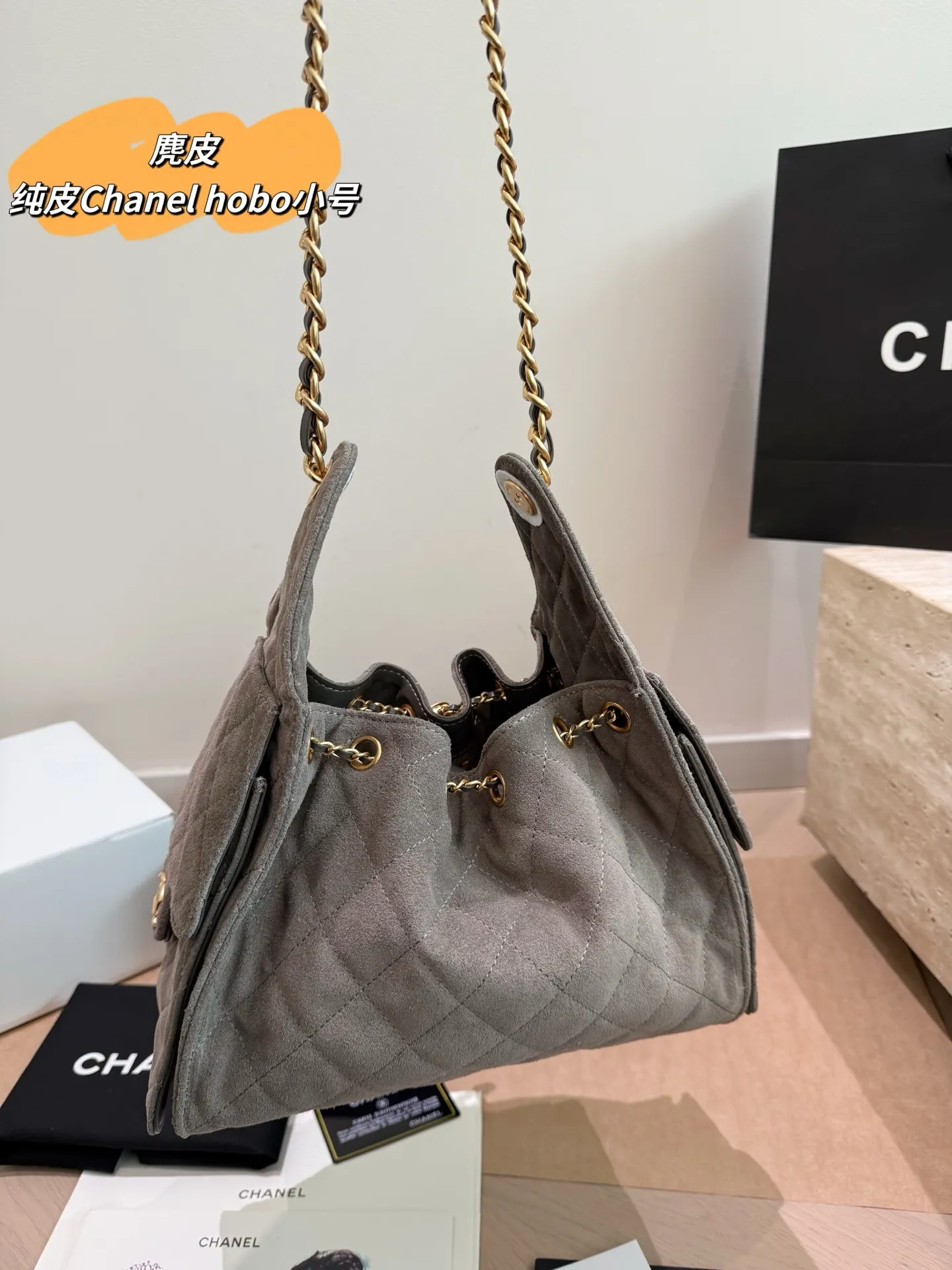 P310 小号全套包装 纯皮 高丝光麂皮 顶级原单 Chanel 香奈儿25bag抽绳水桶包 经典菱格纹+金色链条,优雅复古气质满分!正面双C金属扣超有辨识度,抽绳设计方便开合又安全。尺寸适中,通勤休闲都能轻松驾驭,内部空间合理,日常物品轻松收纳。麂皮材质要注意防水防污,建议定期用专业护理产品保养哦 尺寸25.20
