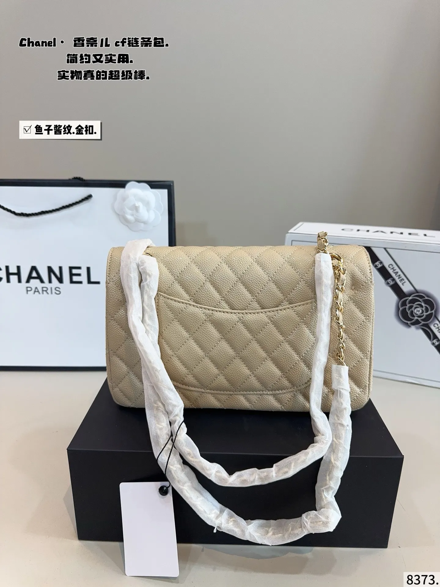 p195配礼盒🎁 Chanelcf系列 CF包香奈儿#精致女神推荐入手呦 美貌与实用并存 近年超盛行而小香这款做的超级棒 百搭休闲,职业,萌新等多种风格 材质是原版牛皮工艺 内里隔层方便收纳 挎背休闲洋气 手提不俗套又很有御姐风范 大方利落超好看 尺寸:25*6*17cm