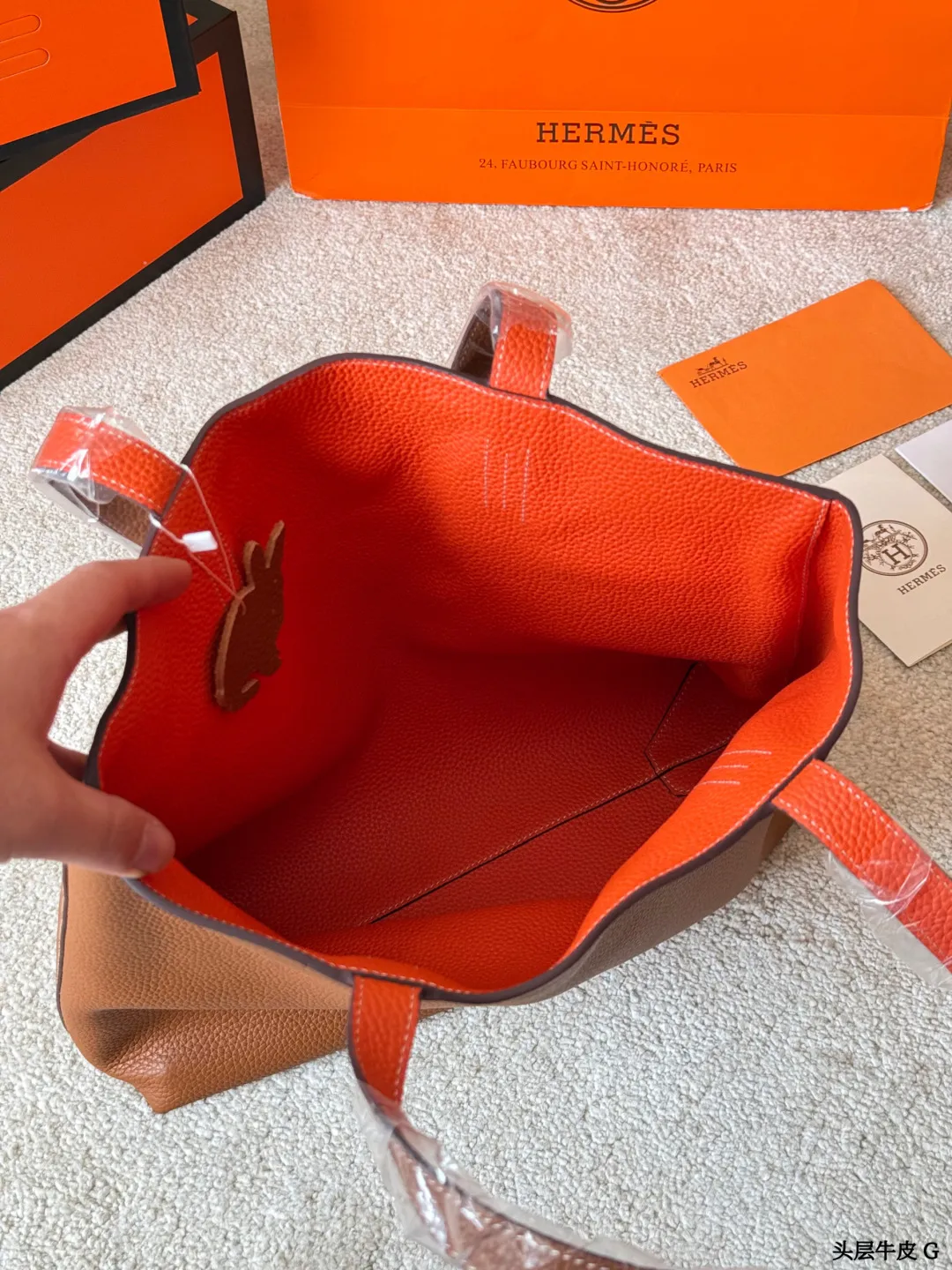 头层牛皮 p375 Hermes Neo Double sens双面手提包 这款Double Sens双面托特包采用Togo牛皮,手感柔软耐磨,双面拼色设计,一面深灰、一面宝蓝,简约又实用。大容量,通勤、短途旅行都能轻松装下笔记本和文件。无五金,低调奢华,双面可用,随心切换风格,百搭又灵活,是爱马仕小众高性价比之选 尺寸36CM