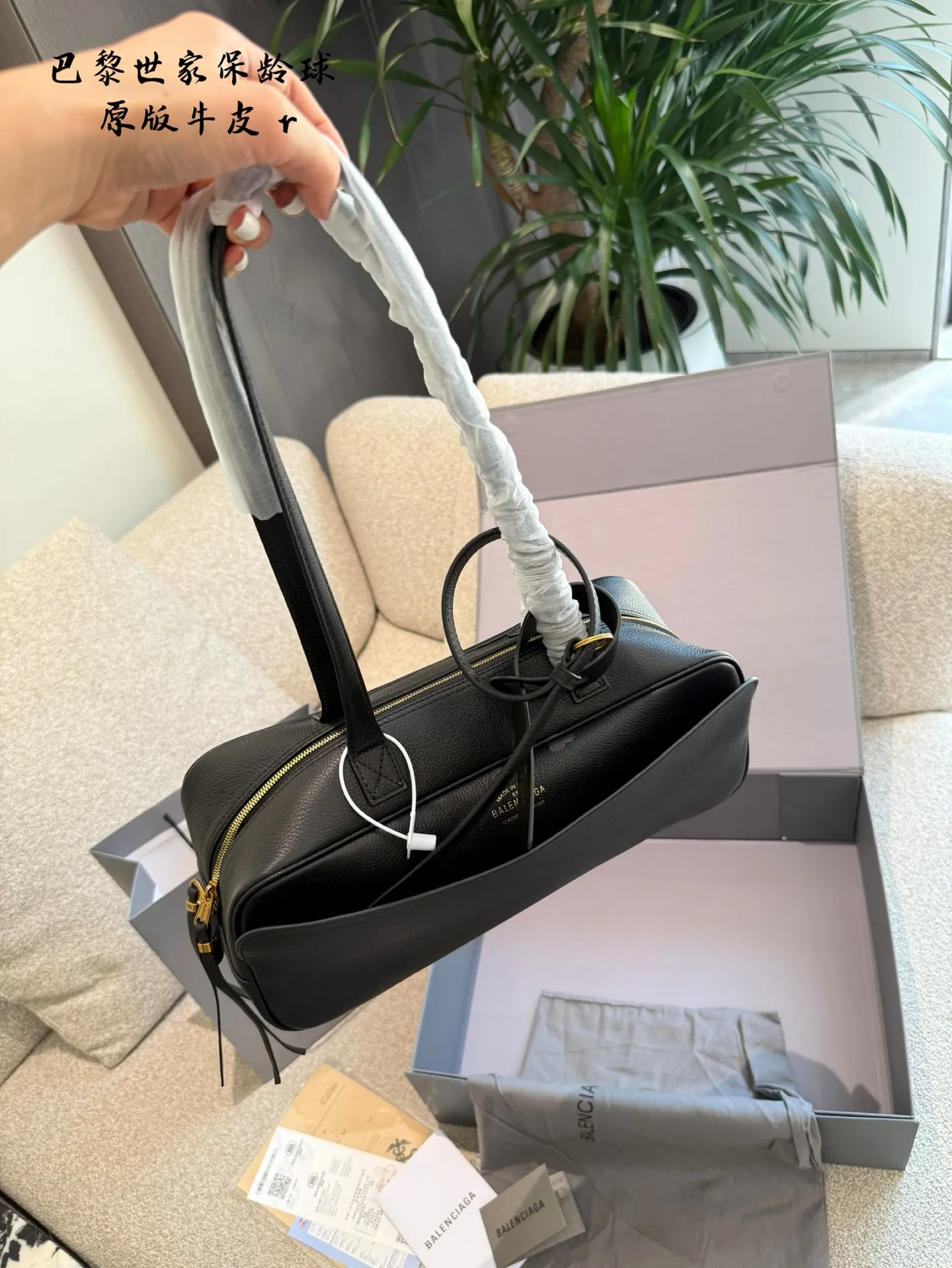 p280 巴黎世家家2025春夏款保龄球包头层牛皮 包包外形以简约为主,特别大气, 特质的横版包包也具有独特的自身风格! 包面由真皮制作,纹理清晰且细腻, 柔韧的皮质能够带来很好的触感! 白色温柔又治愈,黑色很有时髦属性, 包包底部贴心配有防磨五金,这样能够很好的保护底部材质不受损坏! 车缝线均匀整齐,严谨密实,同色系的处理非常 有细节感,视觉上很是美观! 五金配件小而精致,经过多次加工打磨处理后,光泽感很是鲜亮! 单肩的背法能很好的解放双手,休闲又随性, 肩带面的材质柔软,上身舒适, 作为一只腋下包, 容量当然是足够日常出门使用的,手机,口红等都能装下。包包没有多余的装饰,款式的可塑性很高,不管什么场合都能轻松hold住!30cm图片包装