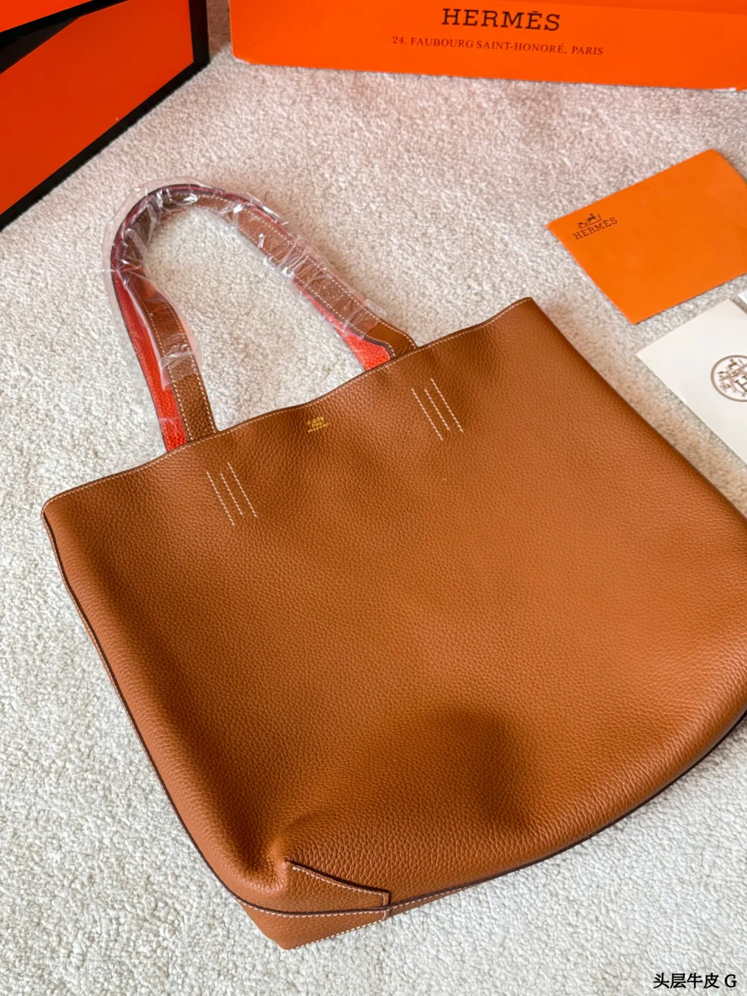 头层牛皮 p375 Hermes Neo Double sens双面手提包 这款Double Sens双面托特包采用Togo牛皮,手感柔软耐磨,双面拼色设计,一面深灰、一面宝蓝,简约又实用。大容量,通勤、短途旅行都能轻松装下笔记本和文件。无五金,低调奢华,双面可用,随心切换风格,百搭又灵活,是爱马仕小众高性价比之选 尺寸36CM