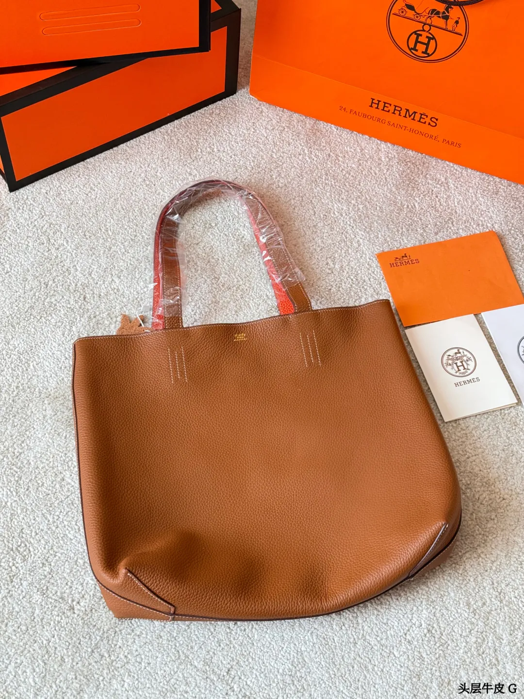 头层牛皮 p375 Hermes Neo Double sens双面手提包 这款Double Sens双面托特包采用Togo牛皮,手感柔软耐磨,双面拼色设计,一面深灰、一面宝蓝,简约又实用。大容量,通勤、短途旅行都能轻松装下笔记本和文件。无五金,低调奢华,双面可用,随心切换风格,百搭又灵活,是爱马仕小众高性价比之选 尺寸36CM