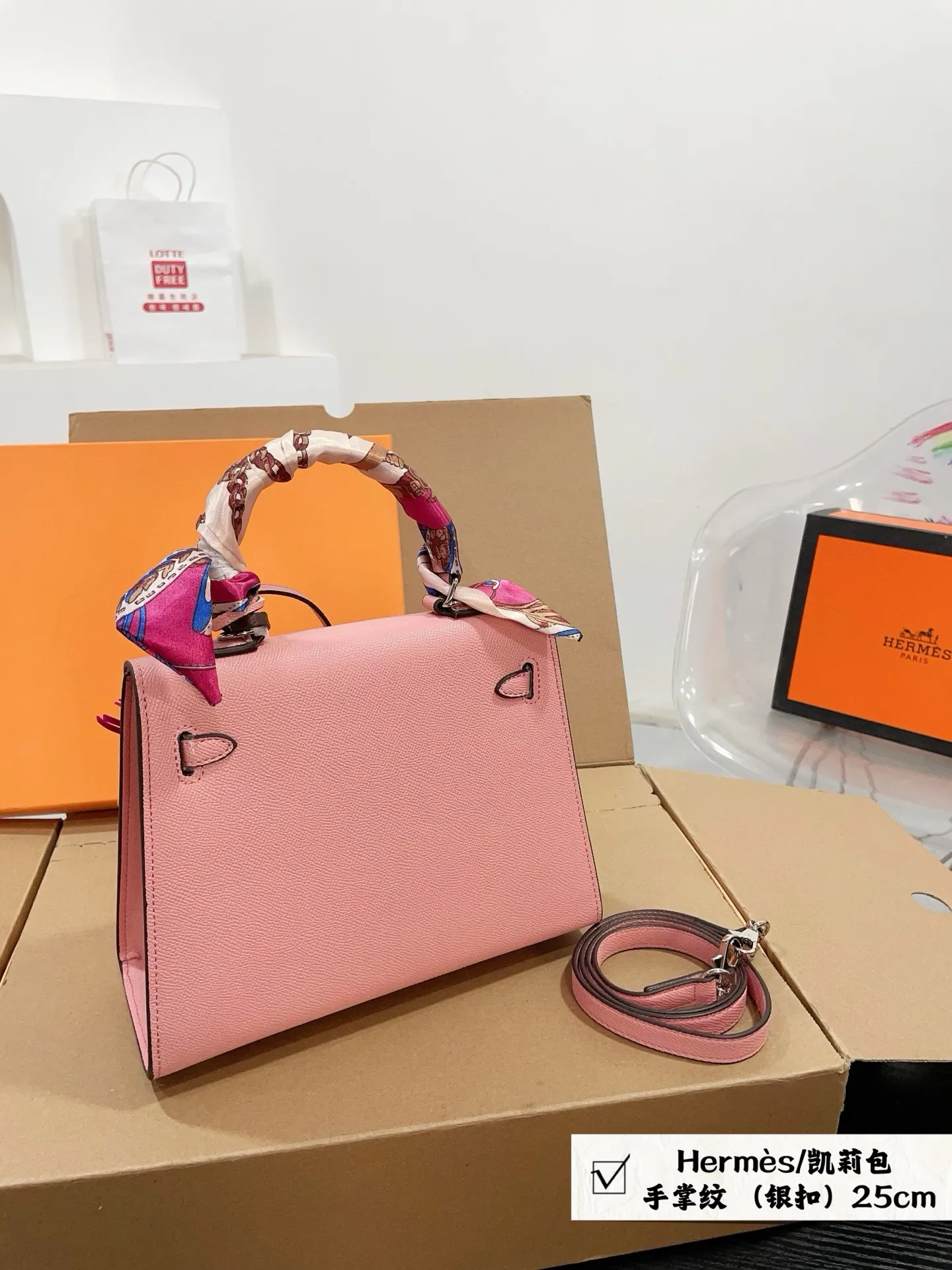 👑💰140💰礼盒包装 赠送丝巾➕小马挂件 尺寸25*20 爱马仕上新🧡🧡Hermès/凯莉包 明星同款 人手必备款 Hermès每个女孩的必备品😍 手提肩背 特别实用 送人自留都有面儿