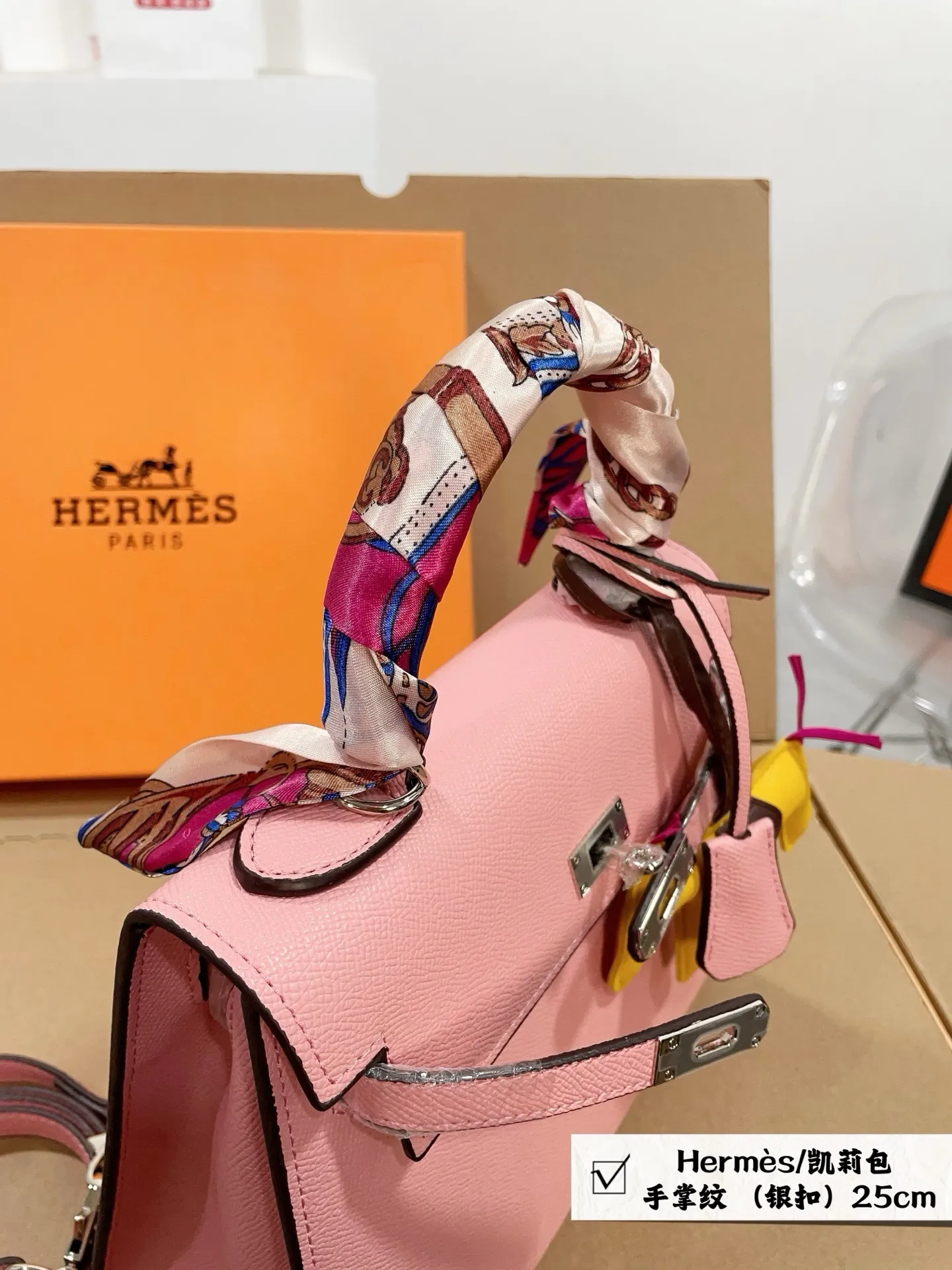 👑💰140💰礼盒包装 赠送丝巾➕小马挂件 尺寸25*20 爱马仕上新🧡🧡Herm&egrave;s/凯莉包 明星同款 人手必备款 Herm&egrave;s每个女孩的必备品😍 手提肩背 特别实用 送人自留都有面儿