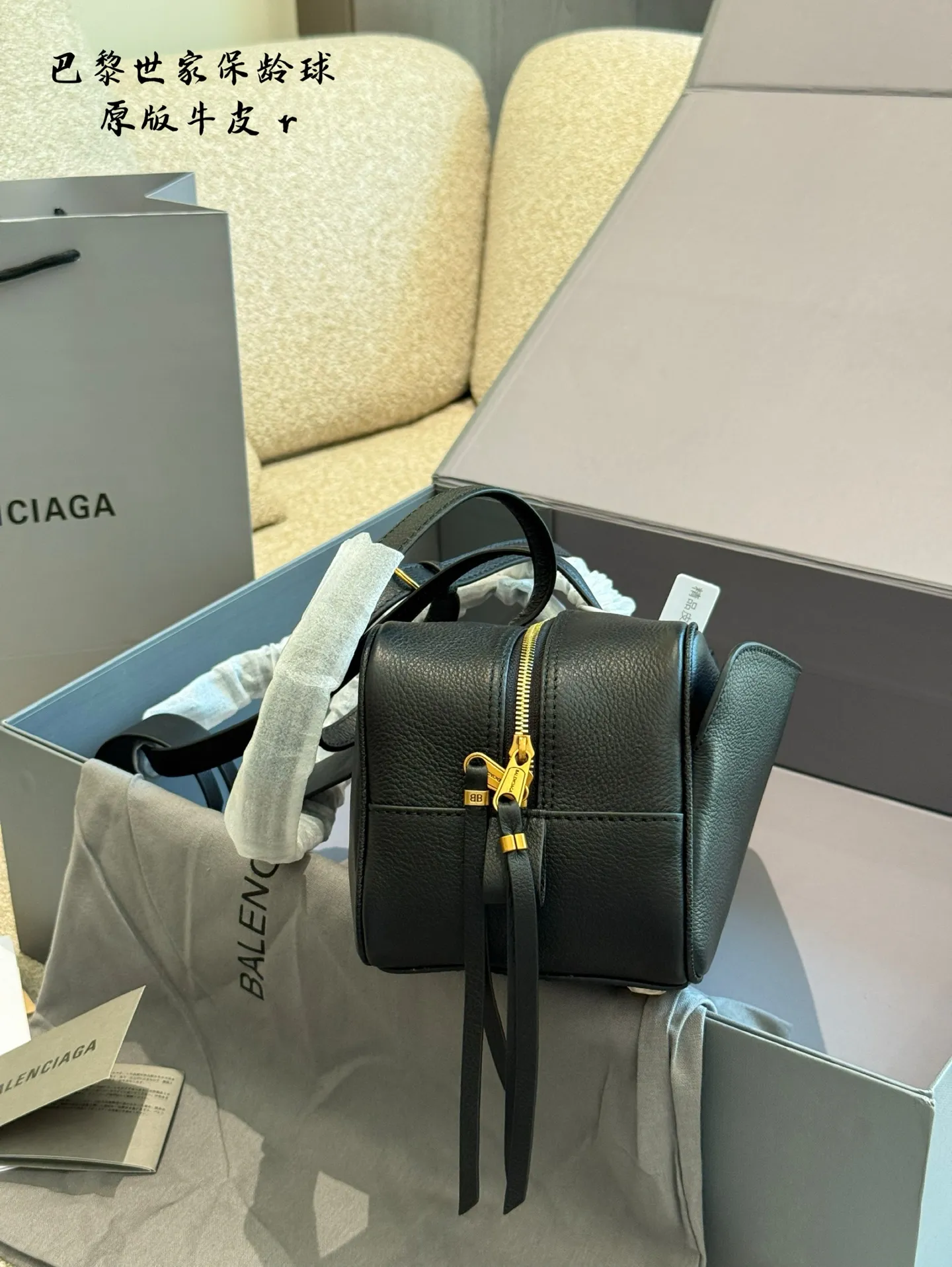 p280 巴黎世家家2025春夏款保龄球包头层牛皮 包包外形以简约为主，特别大气， 特质的横版包包也具有独特的自身风格! 包面由真皮制作，纹理清晰且细腻, 柔韧的皮质能够带来很好的触感! 白色温柔又治愈，黑色很有时髦属性, 包包底部贴心配有防磨五金，这样能够很好的保护底部材质不受损坏! 车缝线均匀整齐，严谨密实，同色系的处理非常 有细节感，视觉上很是美观! 五金配件小而精致，经过多次加工打磨处理后，光泽感很是鲜亮! 单肩的背法能很好的解放双手，休闲又随性, 肩带面的材质柔软，上身舒适， 作为一只腋下包, 容量当然是足够日常出门使用的，手机，口红等都能装下。包包没有多余的装饰，款式的可塑性很高，不管什么场合都能轻松hold住!30cm图片包装