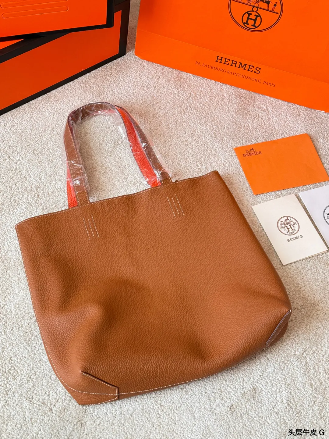 头层牛皮 p375 Hermes Neo Double sens双面手提包 这款Double Sens双面托特包采用Togo牛皮，手感柔软耐磨，双面拼色设计，一面深灰、一面宝蓝，简约又实用。大容量，通勤、短途旅行都能轻松装下笔记本和文件。无五金，低调奢华，双面可用，随心切换风格，百搭又灵活，是爱马仕小众高性价比之选 尺寸36CM