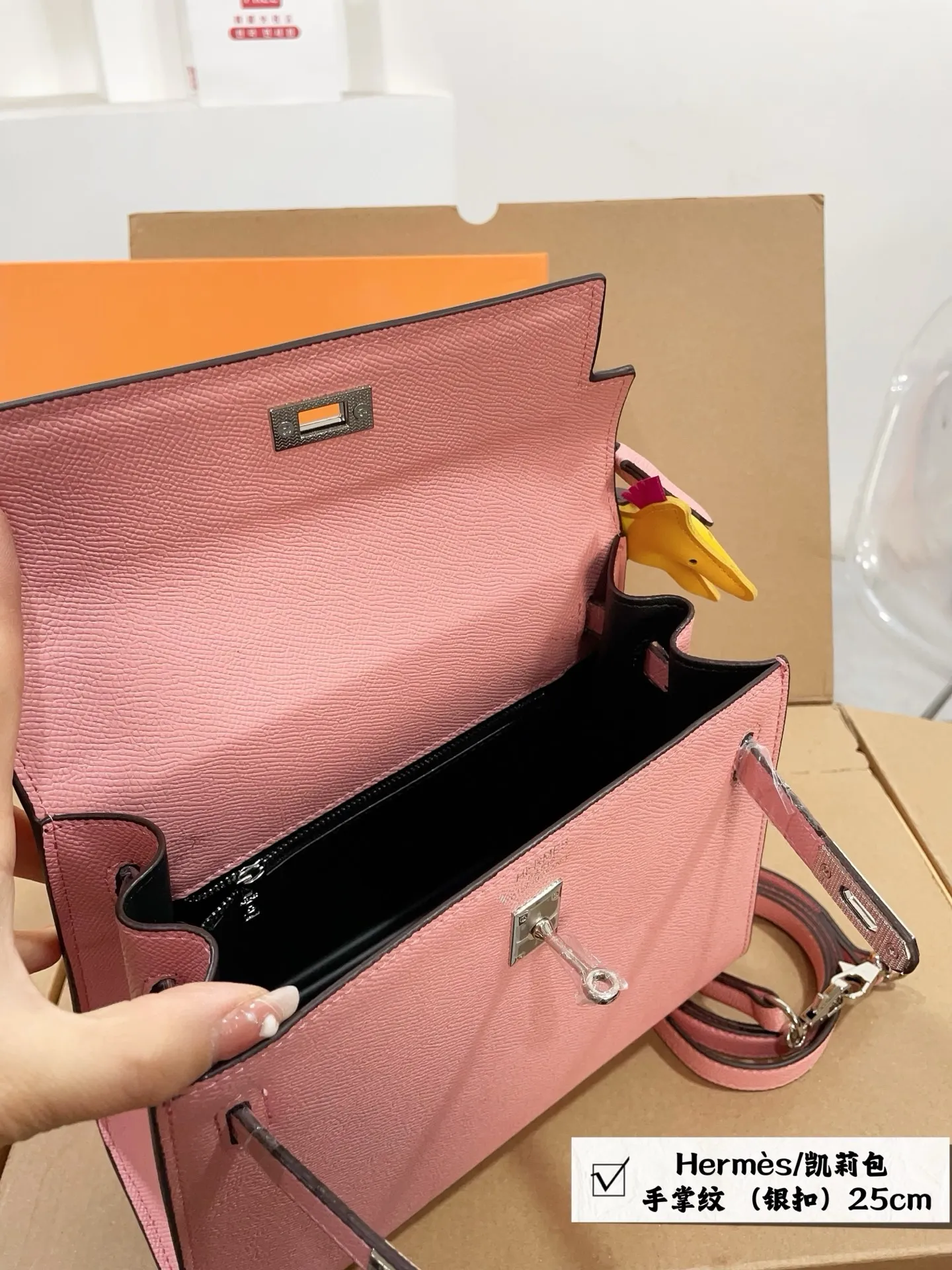👑💰140💰礼盒包装 赠送丝巾➕小马挂件 尺寸25*20 爱马仕上新🧡🧡Herm&egrave;s/凯莉包 明星同款 人手必备款 Herm&egrave;s每个女孩的必备品😍 手提肩背 特别实用 送人自留都有面儿