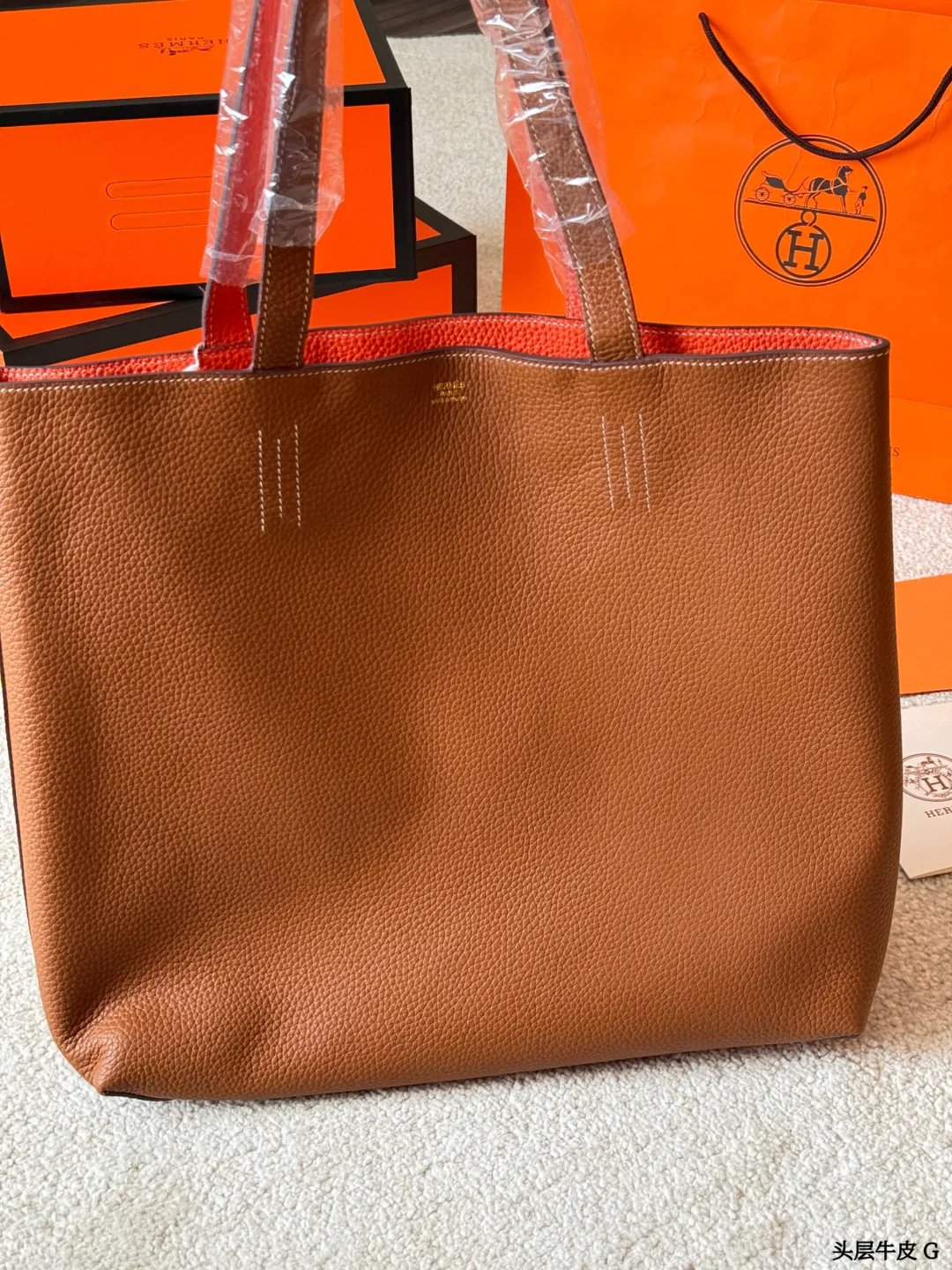 头层牛皮 p375 Hermes Neo Double sens双面手提包 这款Double Sens双面托特包采用Togo牛皮，手感柔软耐磨，双面拼色设计，一面深灰、一面宝蓝，简约又实用。大容量，通勤、短途旅行都能轻松装下笔记本和文件。无五金，低调奢华，双面可用，随心切换风格，百搭又灵活，是爱马仕小众高性价比之选 尺寸36CM