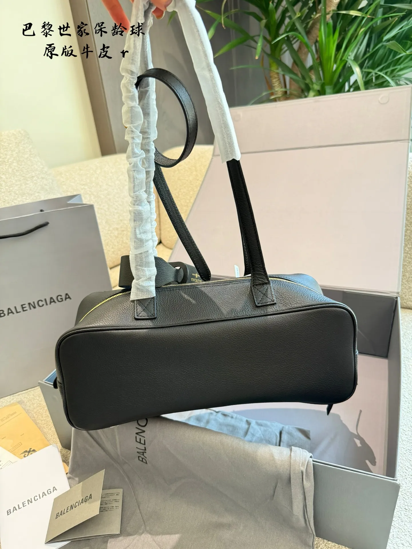 p280 巴黎世家家2025春夏款保龄球包头层牛皮 包包外形以简约为主,特别大气, 特质的横版包包也具有独特的自身风格! 包面由真皮制作,纹理清晰且细腻, 柔韧的皮质能够带来很好的触感! 白色温柔又治愈,黑色很有时髦属性, 包包底部贴心配有防磨五金,这样能够很好的保护底部材质不受损坏! 车缝线均匀整齐,严谨密实,同色系的处理非常 有细节感,视觉上很是美观! 五金配件小而精致,经过多次加工打磨处理后,光泽感很是鲜亮! 单肩的背法能很好的解放双手,休闲又随性, 肩带面的材质柔软,上身舒适, 作为一只腋下包, 容量当然是足够日常出门使用的,手机,口红等都能装下。包包没有多余的装饰,款式的可塑性很高,不管什么场合都能轻松hold住!30cm图片包装