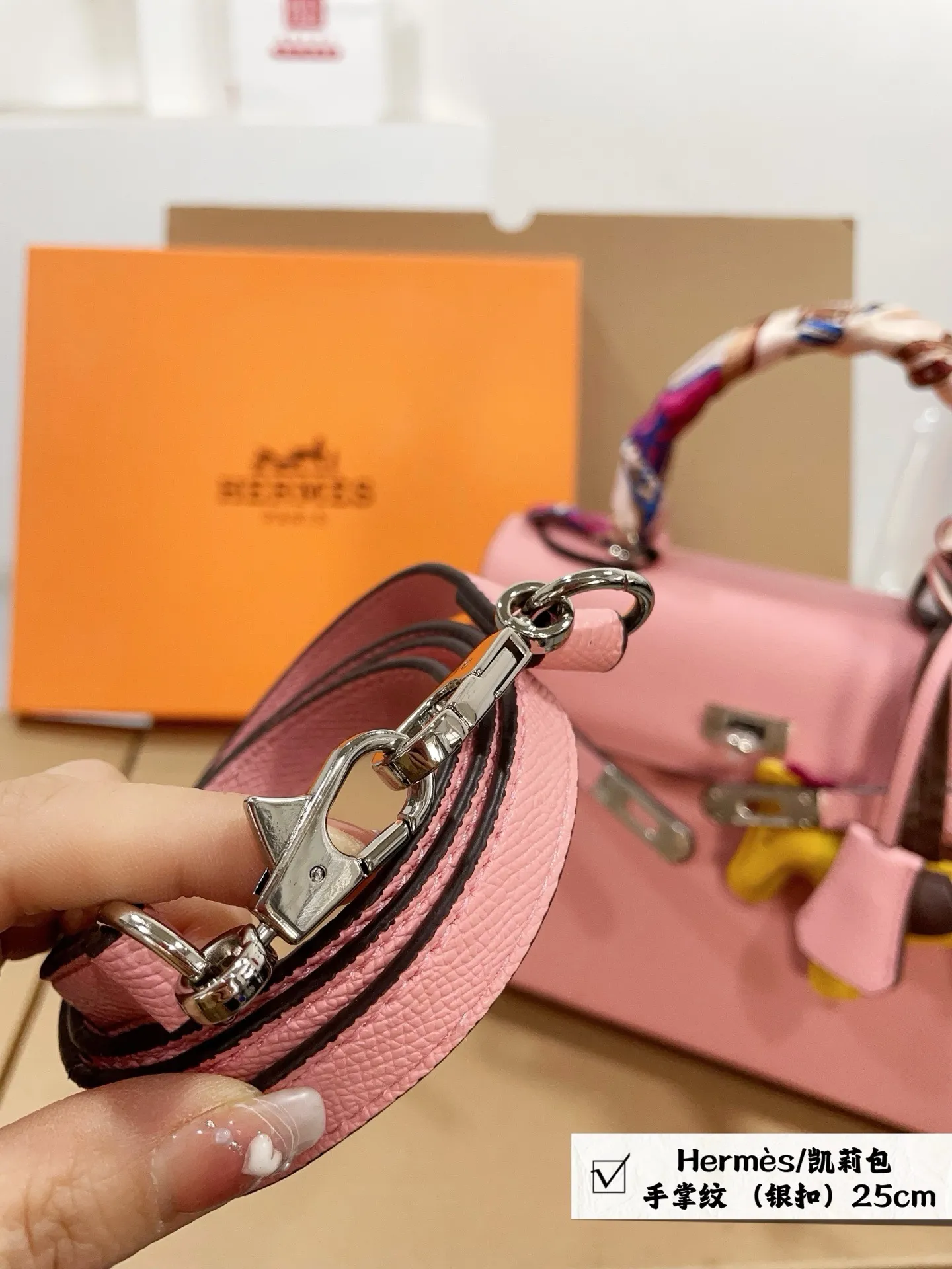 👑💰140💰礼盒包装 赠送丝巾➕小马挂件 尺寸25*20 爱马仕上新🧡🧡Herm&egrave;s/凯莉包 明星同款 人手必备款 Herm&egrave;s每个女孩的必备品😍 手提肩背 特别实用 送人自留都有面儿