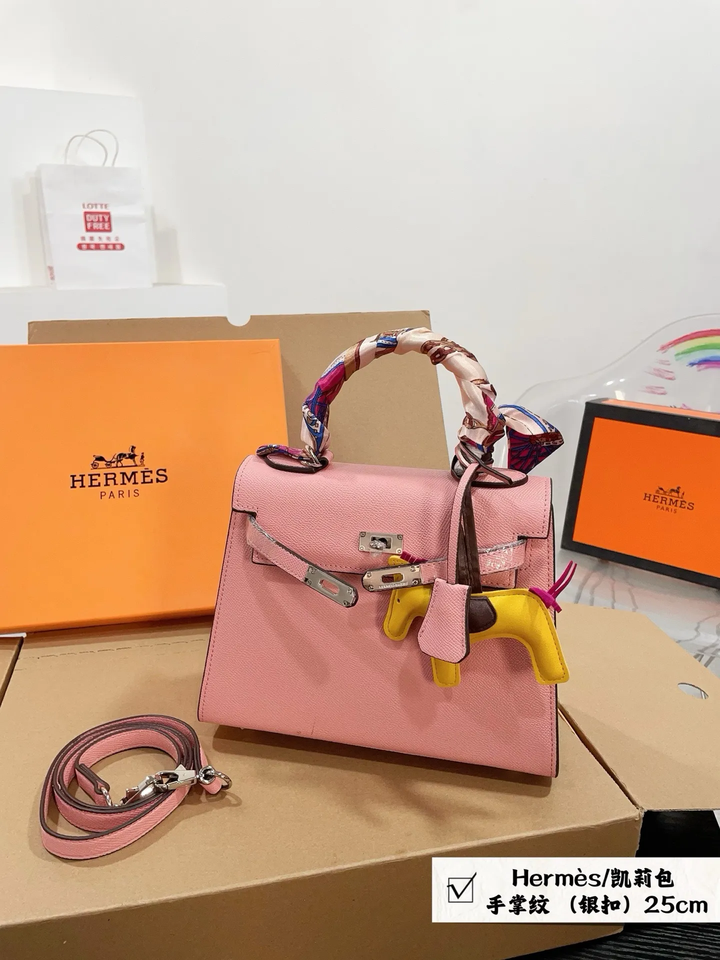 👑💰140💰礼盒包装 赠送丝巾➕小马挂件 尺寸25*20 爱马仕上新🧡🧡Herm&egrave;s/凯莉包 明星同款 人手必备款 Herm&egrave;s每个女孩的必备品😍 手提肩背 特别实用 送人自留都有面儿