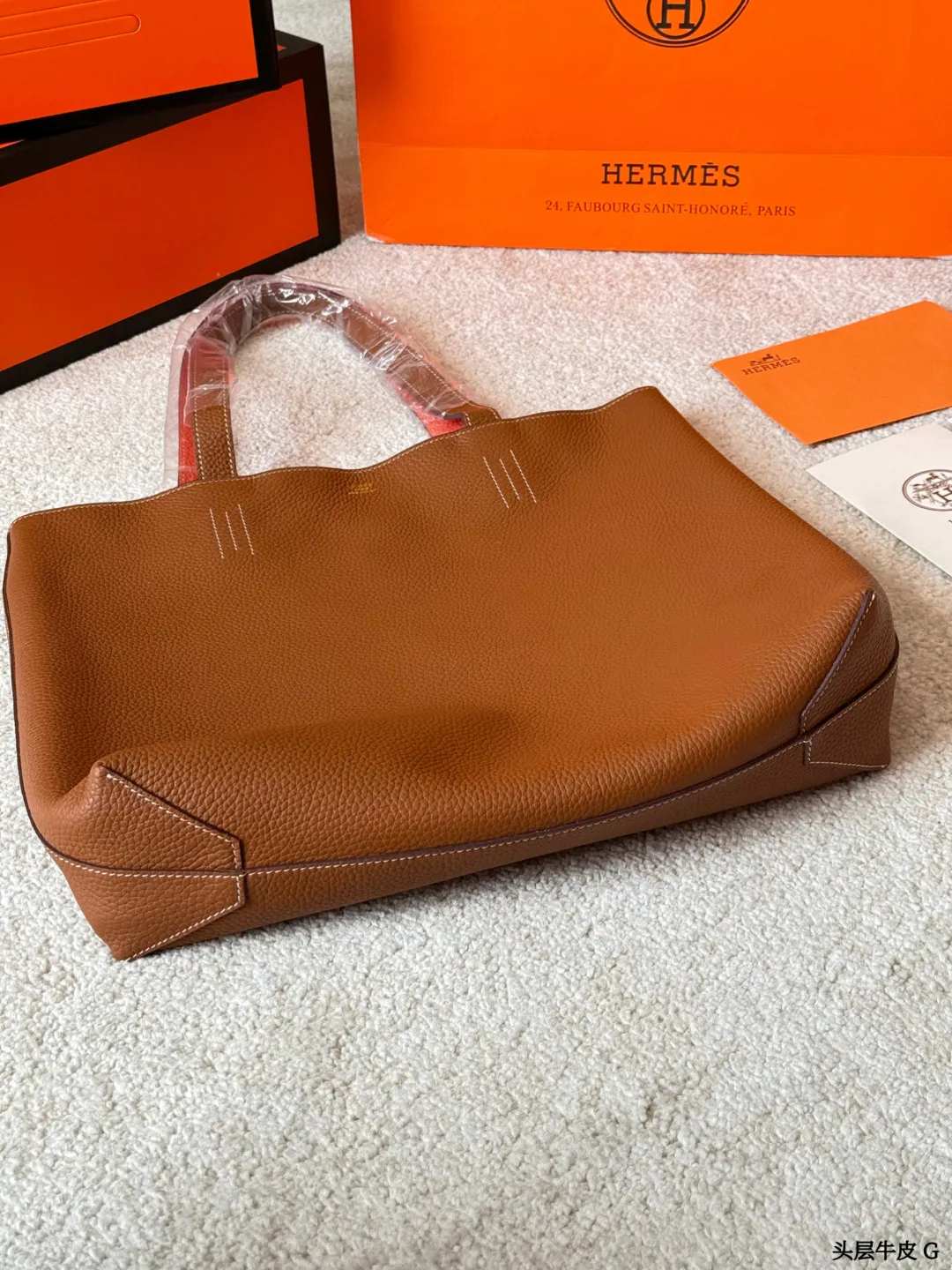 头层牛皮 p375 Hermes Neo Double sens双面手提包 这款Double Sens双面托特包采用Togo牛皮,手感柔软耐磨,双面拼色设计,一面深灰、一面宝蓝,简约又实用。大容量,通勤、短途旅行都能轻松装下笔记本和文件。无五金,低调奢华,双面可用,随心切换风格,百搭又灵活,是爱马仕小众高性价比之选 尺寸36CM