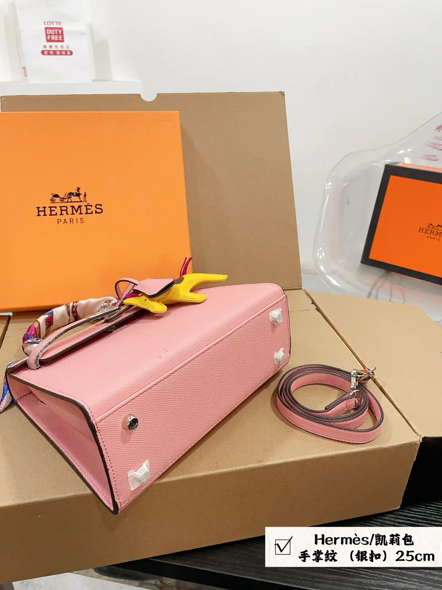 👑💰140💰礼盒包装 赠送丝巾➕小马挂件 尺寸25*20 爱马仕上新🧡🧡Hermès/凯莉包 明星同款 人手必备款 Hermès每个女孩的必备品😍 手提肩背 特别实用 送人自留都有面儿