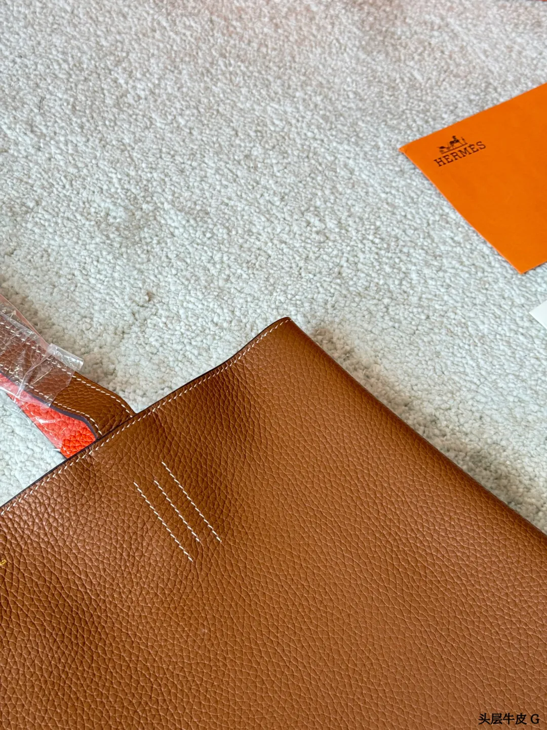 头层牛皮 p375 Hermes Neo Double sens双面手提包 这款Double Sens双面托特包采用Togo牛皮，手感柔软耐磨，双面拼色设计，一面深灰、一面宝蓝，简约又实用。大容量，通勤、短途旅行都能轻松装下笔记本和文件。无五金，低调奢华，双面可用，随心切换风格，百搭又灵活，是爱马仕小众高性价比之选 尺寸36CM