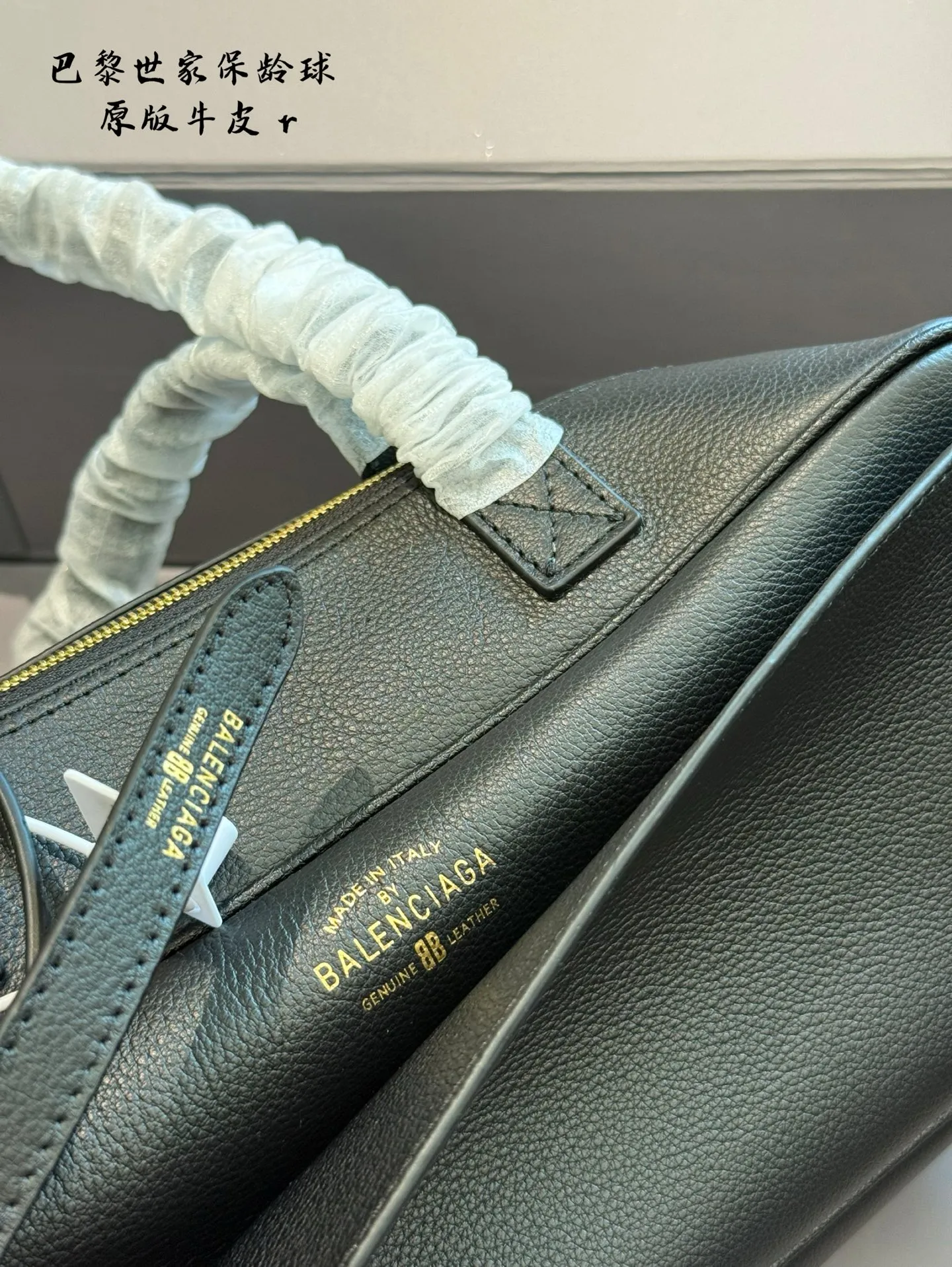 p280 巴黎世家家2025春夏款保龄球包头层牛皮 包包外形以简约为主,特别大气, 特质的横版包包也具有独特的自身风格! 包面由真皮制作,纹理清晰且细腻, 柔韧的皮质能够带来很好的触感! 白色温柔又治愈,黑色很有时髦属性, 包包底部贴心配有防磨五金,这样能够很好的保护底部材质不受损坏! 车缝线均匀整齐,严谨密实,同色系的处理非常 有细节感,视觉上很是美观! 五金配件小而精致,经过多次加工打磨处理后,光泽感很是鲜亮! 单肩的背法能很好的解放双手,休闲又随性, 肩带面的材质柔软,上身舒适, 作为一只腋下包, 容量当然是足够日常出门使用的,手机,口红等都能装下。包包没有多余的装饰,款式的可塑性很高,不管什么场合都能轻松hold住!30cm图片包装