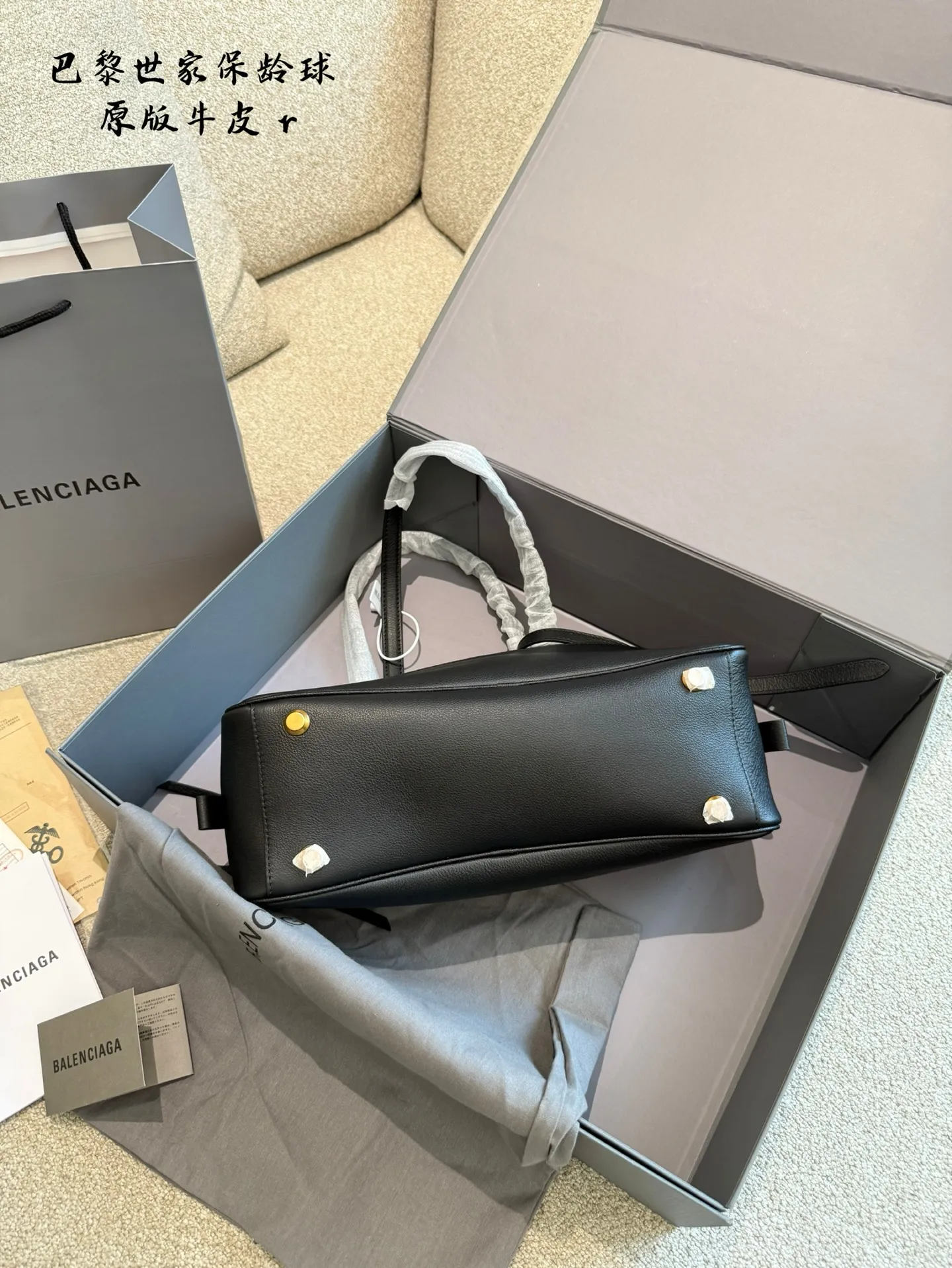 p280 巴黎世家家2025春夏款保龄球包头层牛皮 包包外形以简约为主,特别大气, 特质的横版包包也具有独特的自身风格! 包面由真皮制作,纹理清晰且细腻, 柔韧的皮质能够带来很好的触感! 白色温柔又治愈,黑色很有时髦属性, 包包底部贴心配有防磨五金,这样能够很好的保护底部材质不受损坏! 车缝线均匀整齐,严谨密实,同色系的处理非常 有细节感,视觉上很是美观! 五金配件小而精致,经过多次加工打磨处理后,光泽感很是鲜亮! 单肩的背法能很好的解放双手,休闲又随性, 肩带面的材质柔软,上身舒适, 作为一只腋下包, 容量当然是足够日常出门使用的,手机,口红等都能装下。包包没有多余的装饰,款式的可塑性很高,不管什么场合都能轻松hold住!30cm图片包装