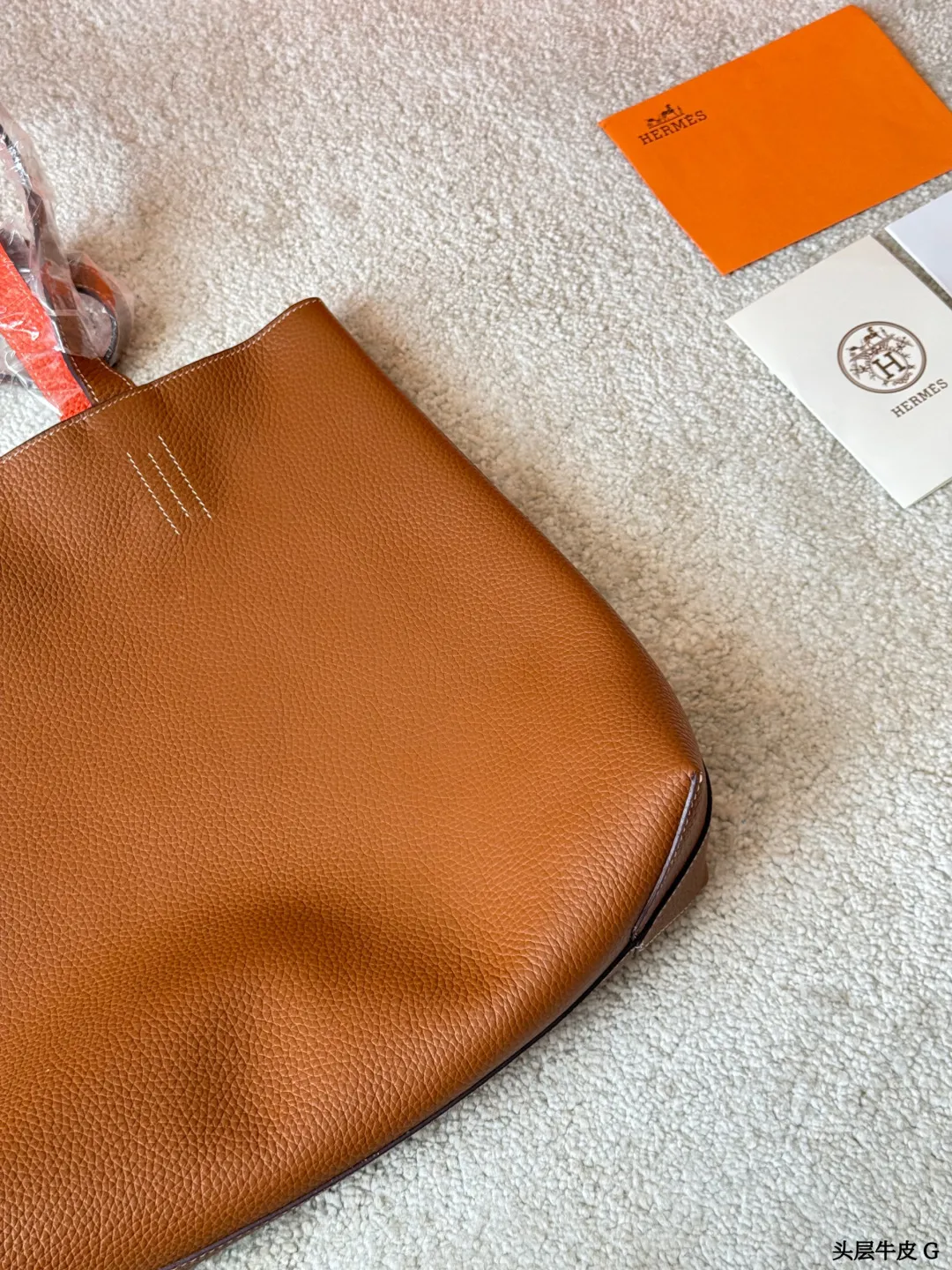 头层牛皮 p375 Hermes Neo Double sens双面手提包 这款Double Sens双面托特包采用Togo牛皮,手感柔软耐磨,双面拼色设计,一面深灰、一面宝蓝,简约又实用。大容量,通勤、短途旅行都能轻松装下笔记本和文件。无五金,低调奢华,双面可用,随心切换风格,百搭又灵活,是爱马仕小众高性价比之选 尺寸36CM