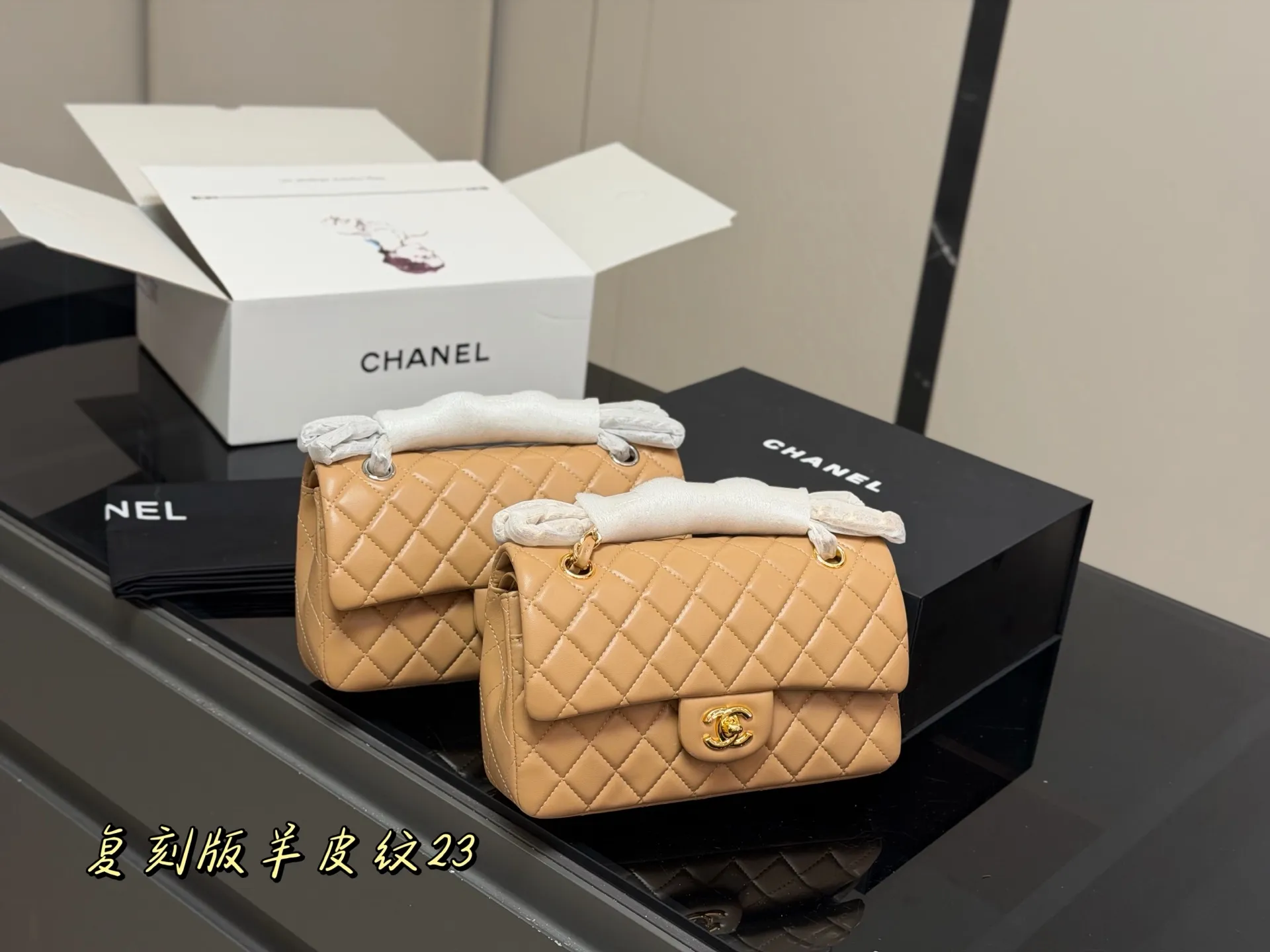 ¥185 配折叠盒飞机盒 size:23cm 香奈儿 cf我们一直很用心在做 秒杀其他市面上的货 顶级原单羊皮纹 很舒服的一种! 不管您是谁 稳稳hold住哦✔️✔ 四季必备单品!