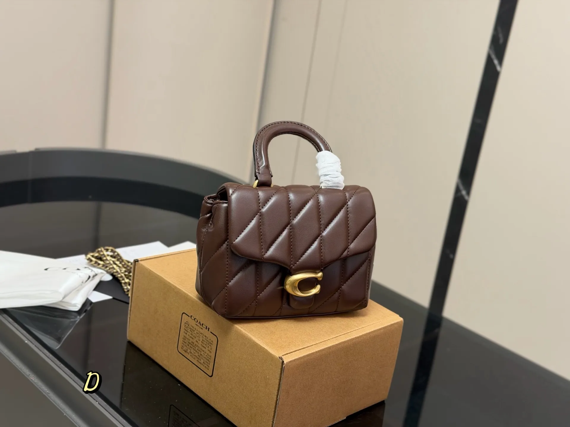 ¥200 配盒 蔻驰10月新品Tabby Top Handle 纳帕羊皮的Top handle终于上新了 适配度 千金感拿捏 黑白两配色可选