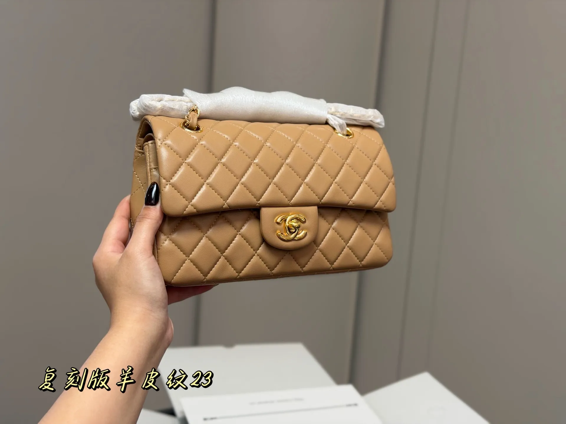 &yen;185 配折叠盒飞机盒 size:23cm 香奈儿 cf我们一直很用心在做 秒杀其他市面上的货 顶级原单羊皮纹 很舒服的一种！ 不管您是谁 稳稳hold住哦✔️✔ 四季必备单品！