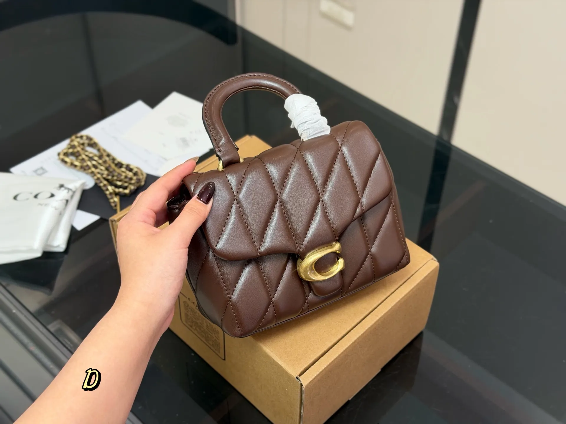 ¥200 配盒 蔻驰10月新品Tabby Top Handle 纳帕羊皮的Top handle终于上新了 适配度 千金感拿捏 黑白两配色可选