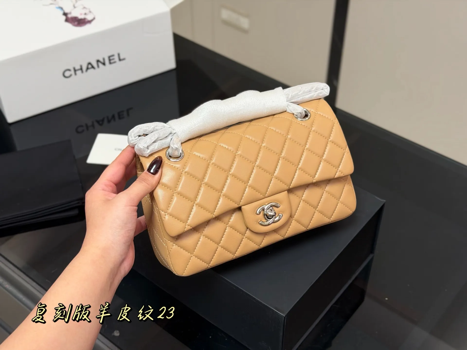 ¥185 配折叠盒飞机盒 size:23cm 香奈儿 cf我们一直很用心在做 秒杀其他市面上的货 顶级原单羊皮纹 很舒服的一种! 不管您是谁 稳稳hold住哦✔️✔ 四季必备单品!