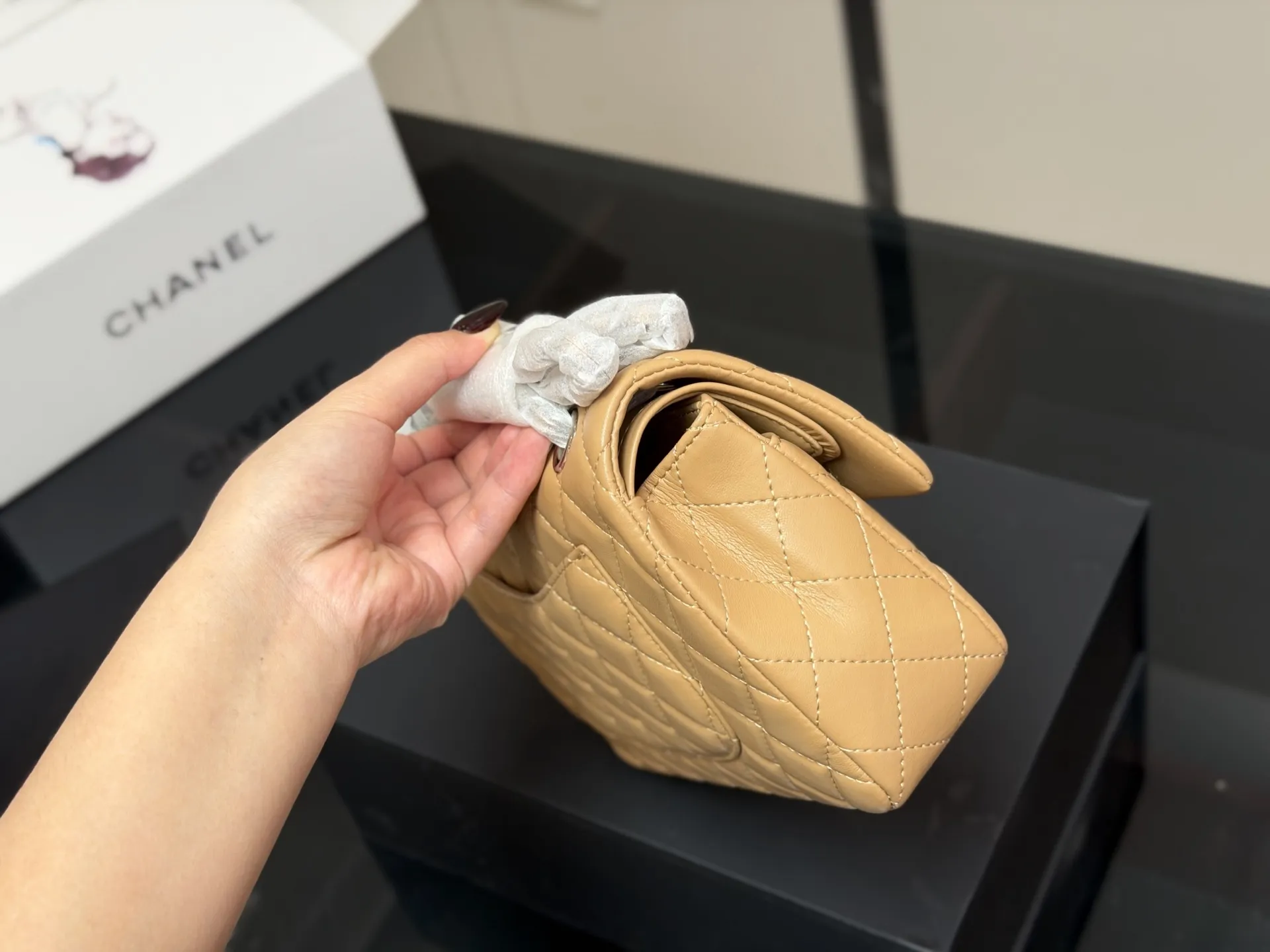 ¥185 配折叠盒飞机盒 size:23cm 香奈儿 cf我们一直很用心在做 秒杀其他市面上的货 顶级原单羊皮纹 很舒服的一种! 不管您是谁 稳稳hold住哦✔️✔ 四季必备单品!