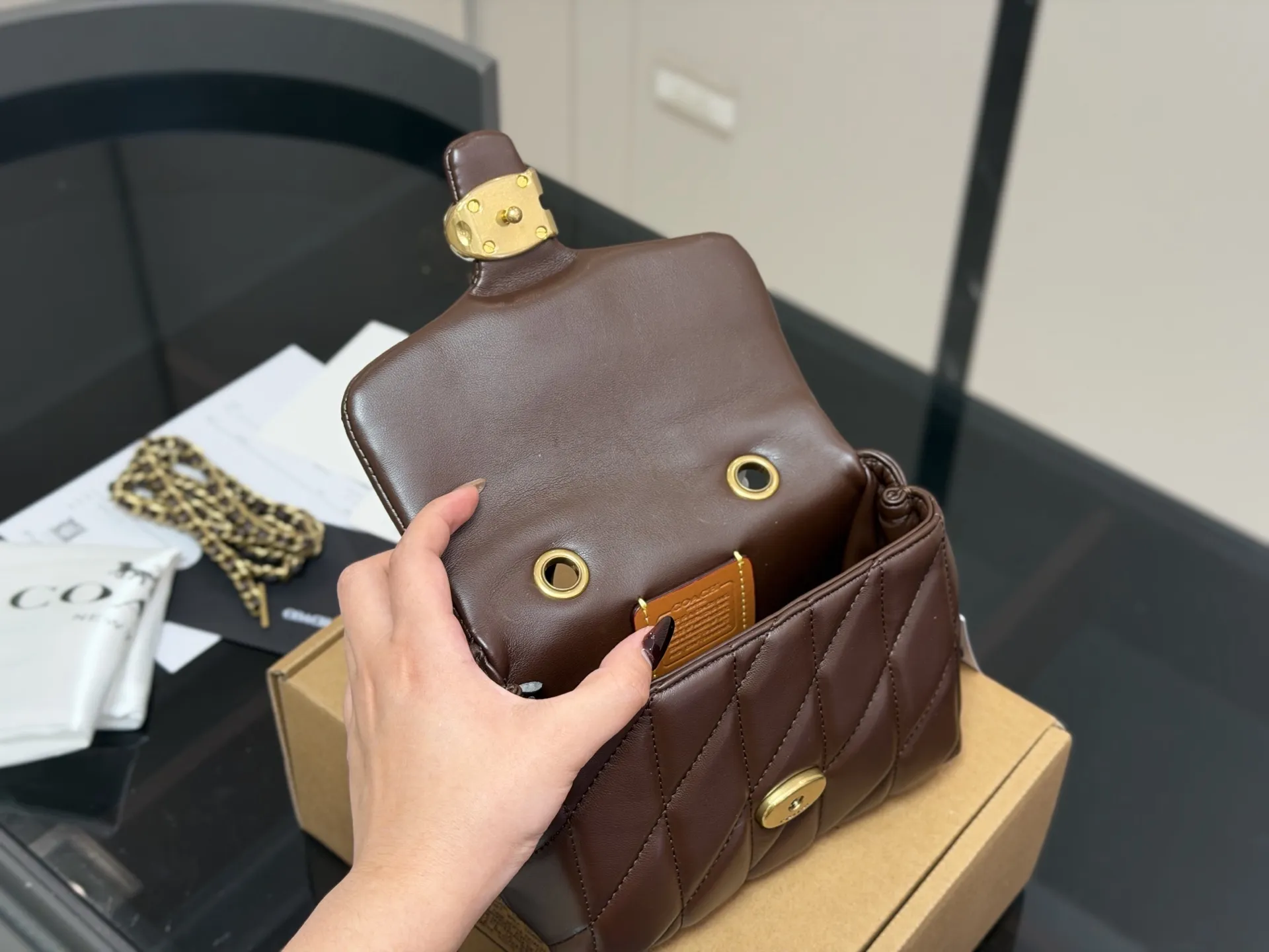 ¥200 配盒 蔻驰10月新品Tabby Top Handle 纳帕羊皮的Top handle终于上新了 适配度 千金感拿捏 黑白两配色可选