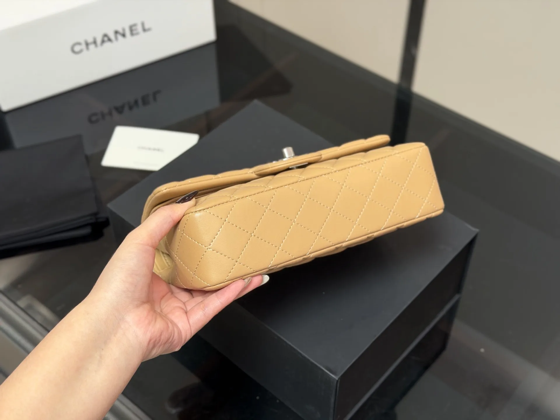 &yen;185 配折叠盒飞机盒 size:23cm 香奈儿 cf我们一直很用心在做 秒杀其他市面上的货 顶级原单羊皮纹 很舒服的一种！ 不管您是谁 稳稳hold住哦✔️✔ 四季必备单品！