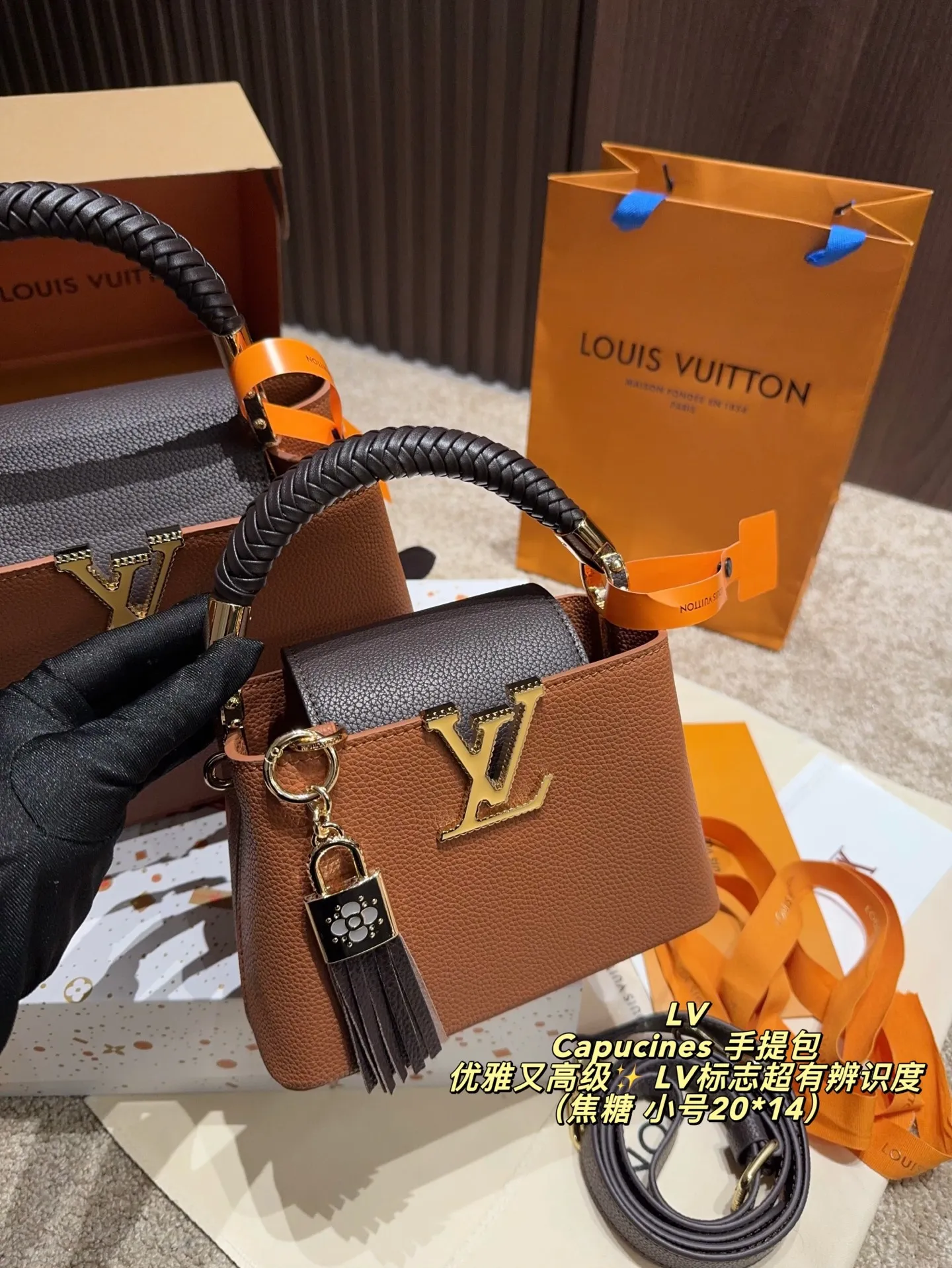 P210配折叠盒⚠️尺寸27*18 P200配折叠盒⚠️尺寸20*14 LV Capucines 手提包 优雅又高级✨ LV标志超有辨识度，手提or斜挎都OK，配可拆卸肩带，日常通勤、晚宴都能轻松驾驭。尺寸适中，收纳力满分，实用又时髦！沉稳大气，细节精致，秋冬搭配深色系服饰超加分，是LV经典系列代表款之一