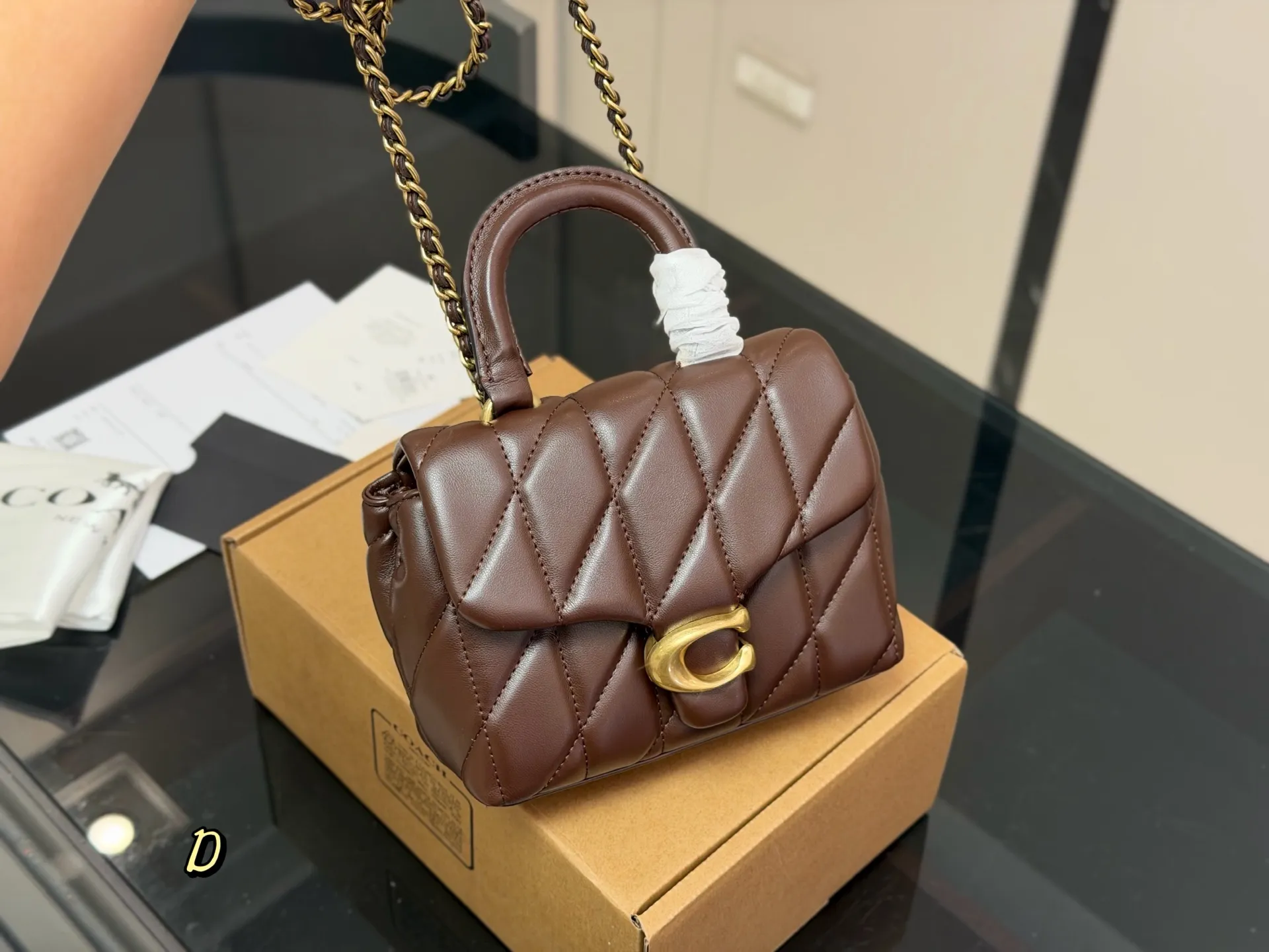 ¥200 配盒 蔻驰10月新品Tabby Top Handle 纳帕羊皮的Top handle终于上新了 适配度 千金感拿捏 黑白两配色可选