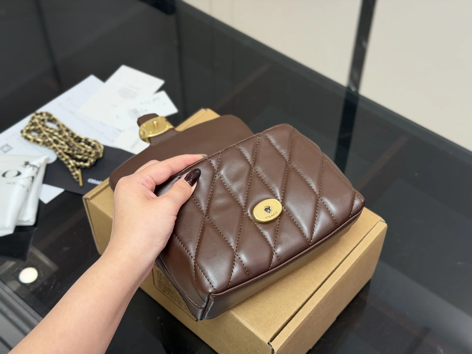 ¥200 配盒 蔻驰10月新品Tabby Top Handle 纳帕羊皮的Top handle终于上新了 适配度 千金感拿捏 黑白两配色可选