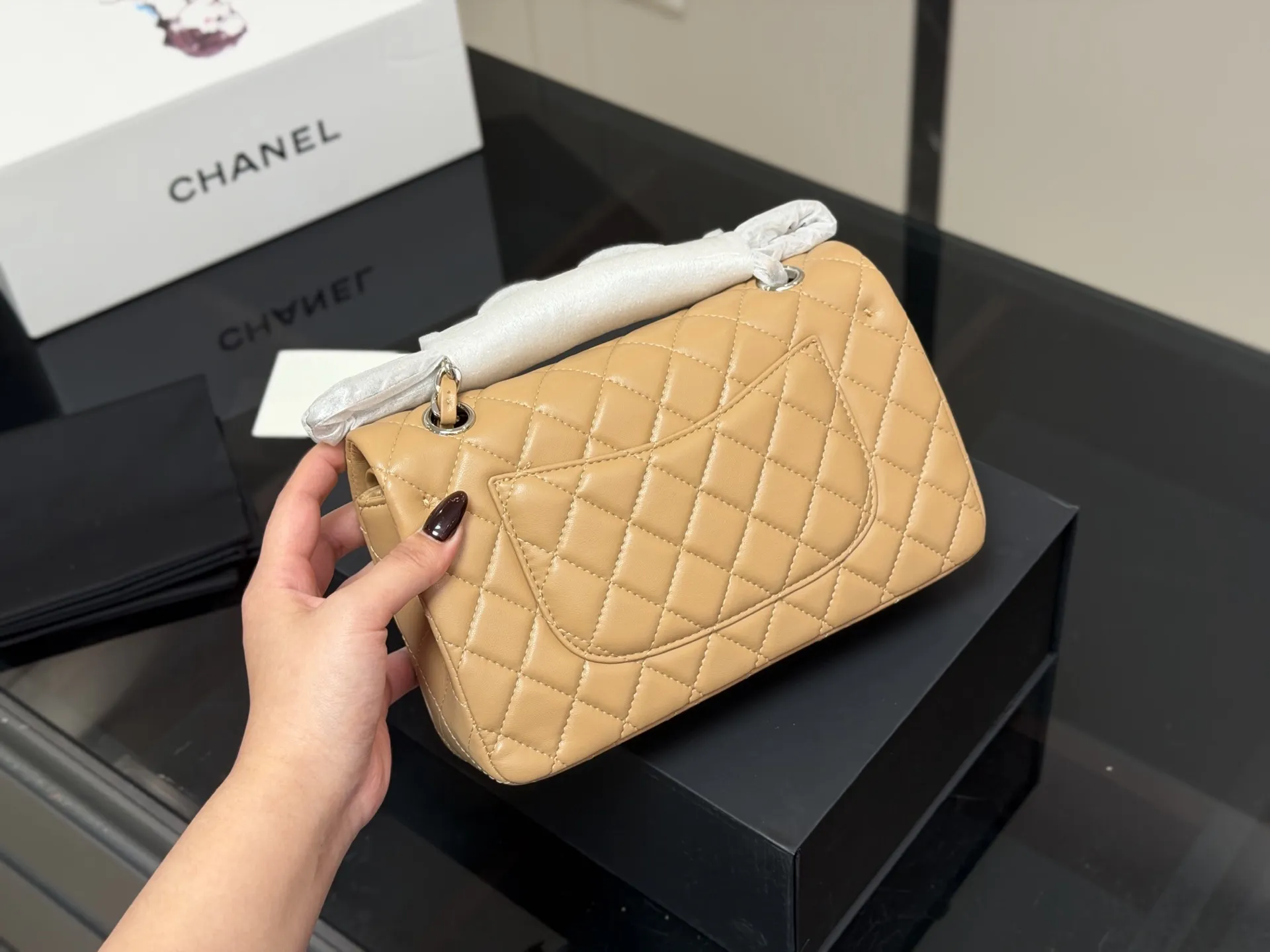 &yen;185 配折叠盒飞机盒 size:23cm 香奈儿 cf我们一直很用心在做 秒杀其他市面上的货 顶级原单羊皮纹 很舒服的一种！ 不管您是谁 稳稳hold住哦✔️✔ 四季必备单品！