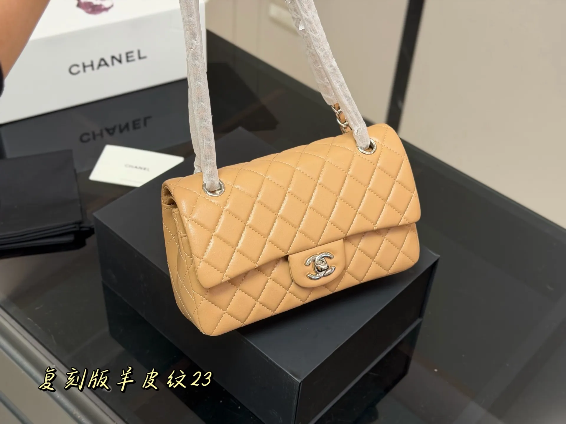 &yen;185 配折叠盒飞机盒 size:23cm 香奈儿 cf我们一直很用心在做 秒杀其他市面上的货 顶级原单羊皮纹 很舒服的一种！ 不管您是谁 稳稳hold住哦✔️✔ 四季必备单品！