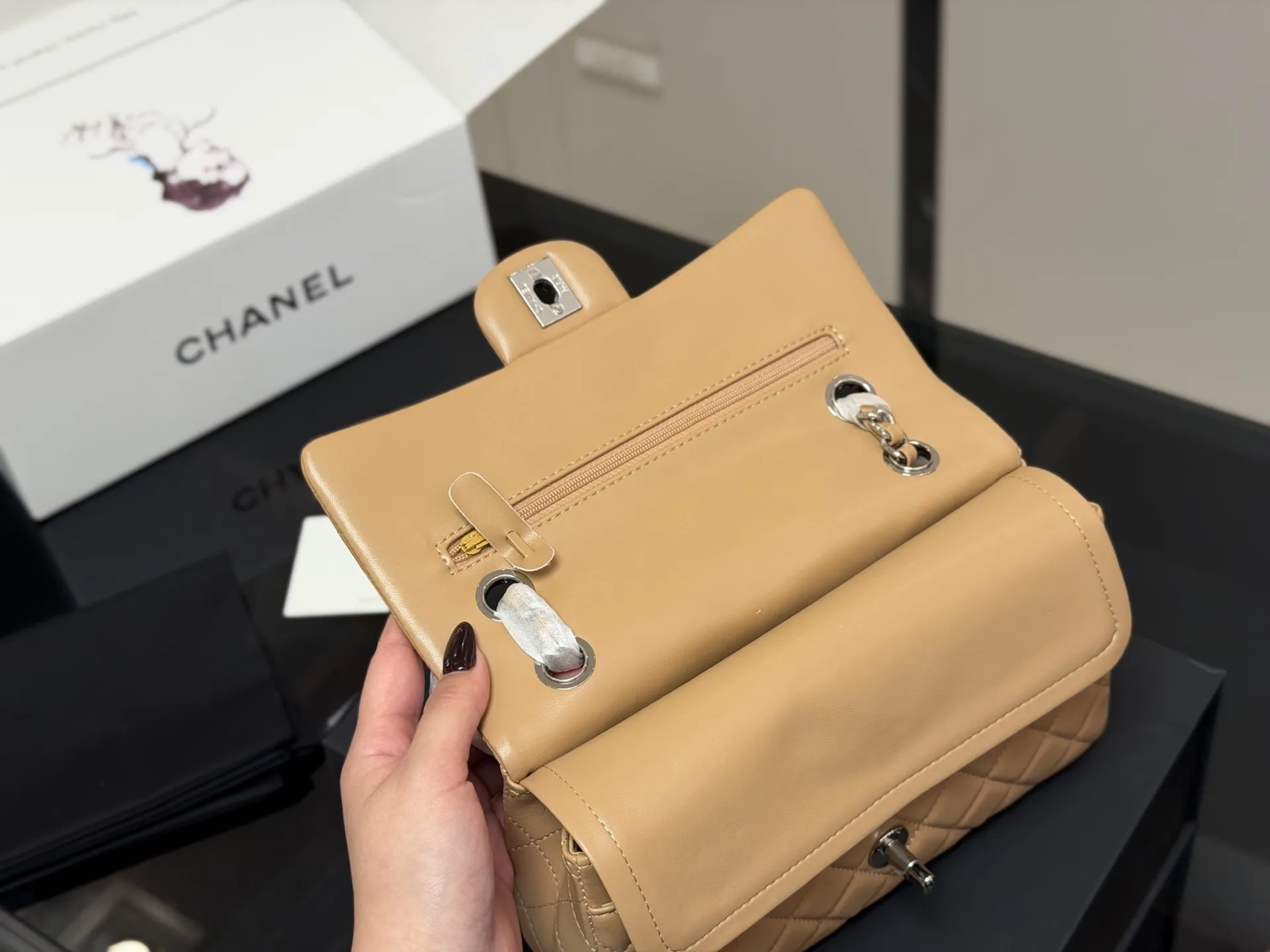 &yen;185 配折叠盒飞机盒 size:23cm 香奈儿 cf我们一直很用心在做 秒杀其他市面上的货 顶级原单羊皮纹 很舒服的一种！ 不管您是谁 稳稳hold住哦✔️✔ 四季必备单品！