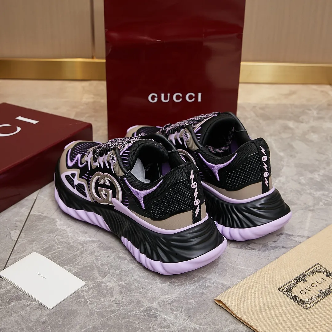 p380 古驰 / Gucci Gucci Ripple系列 运动鞋男女士35-46 早秋系列以现代视角焕新诠释品牌经典设计元素和精致图案。这款厚底运动鞋以轻薄双色网布匠心打造,巧妙融入撞色互扣式双G和闪电橡胶细节,洋溢着浓浓的科技感。 绿色和黄色网布 刺绣细节 互扣式双G和闪电橡胶细节 橡胶鞋底 鞋底饰Gucci互扣式双G标识细节 互扣式双G橡胶标识 多色鞋带 另附一副鞋带 系带式 低跟